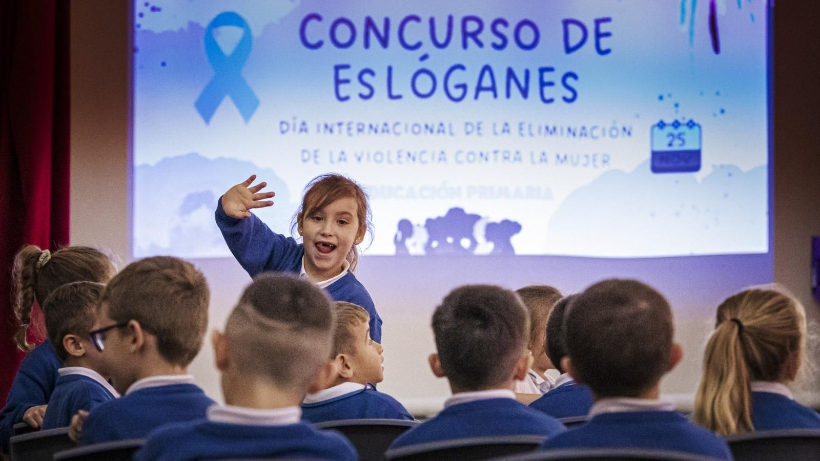 Una imagen del acto donde se pudieron ver los eslóganes por el 25N del colegio SAFA Villoslada.