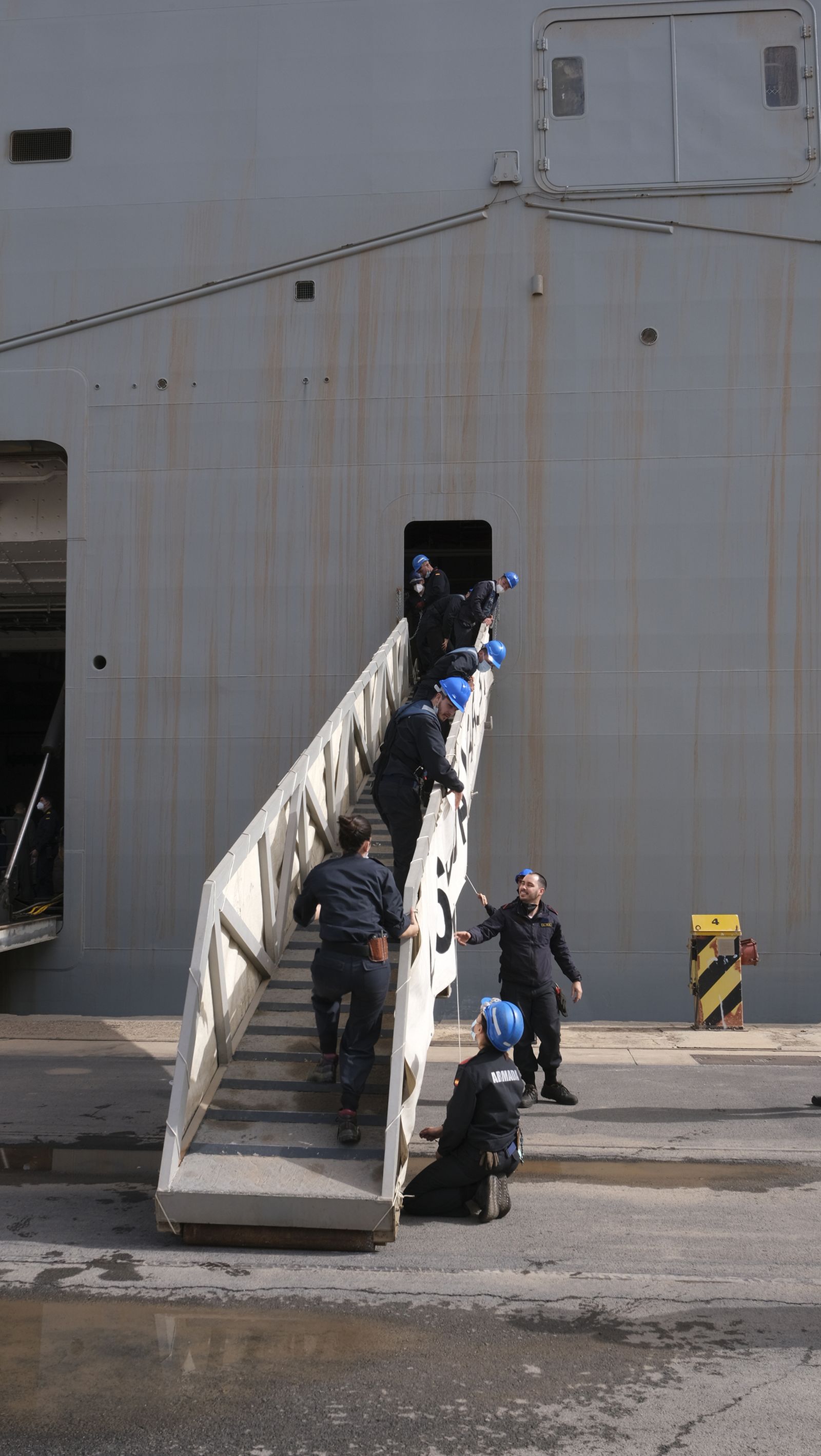 Fotogalería de la visita al portaaviones Juan Carlos I. Puerto de Almería.