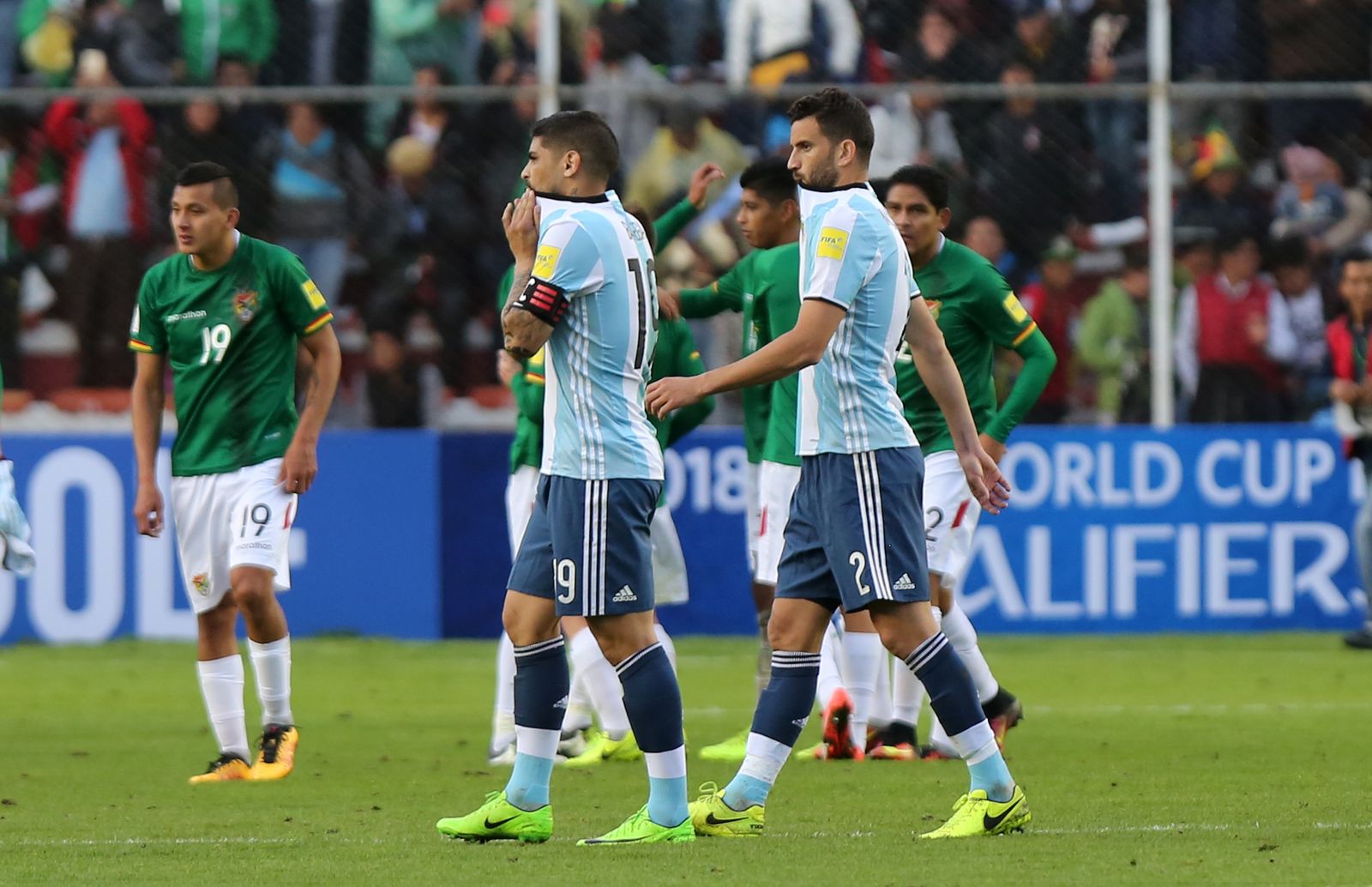 Banega (i) y Musacchio (d), decepcionados tras las derrota.