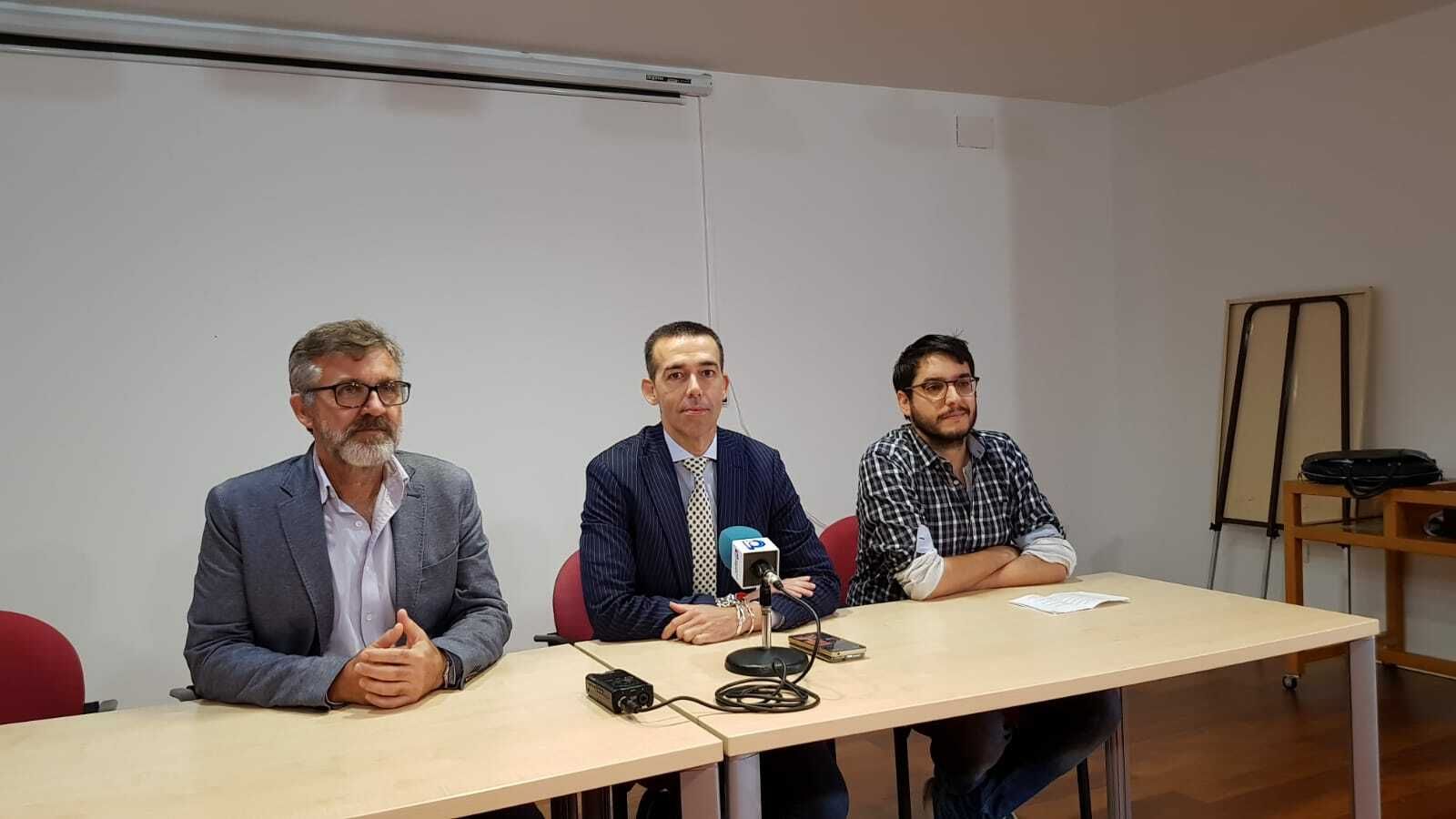 De Izda. a Dcha.: Miguel Ángel Caballero (director del Museo Municipal), David Calleja (concejal de Patrimonio) y Efraín Cruz.