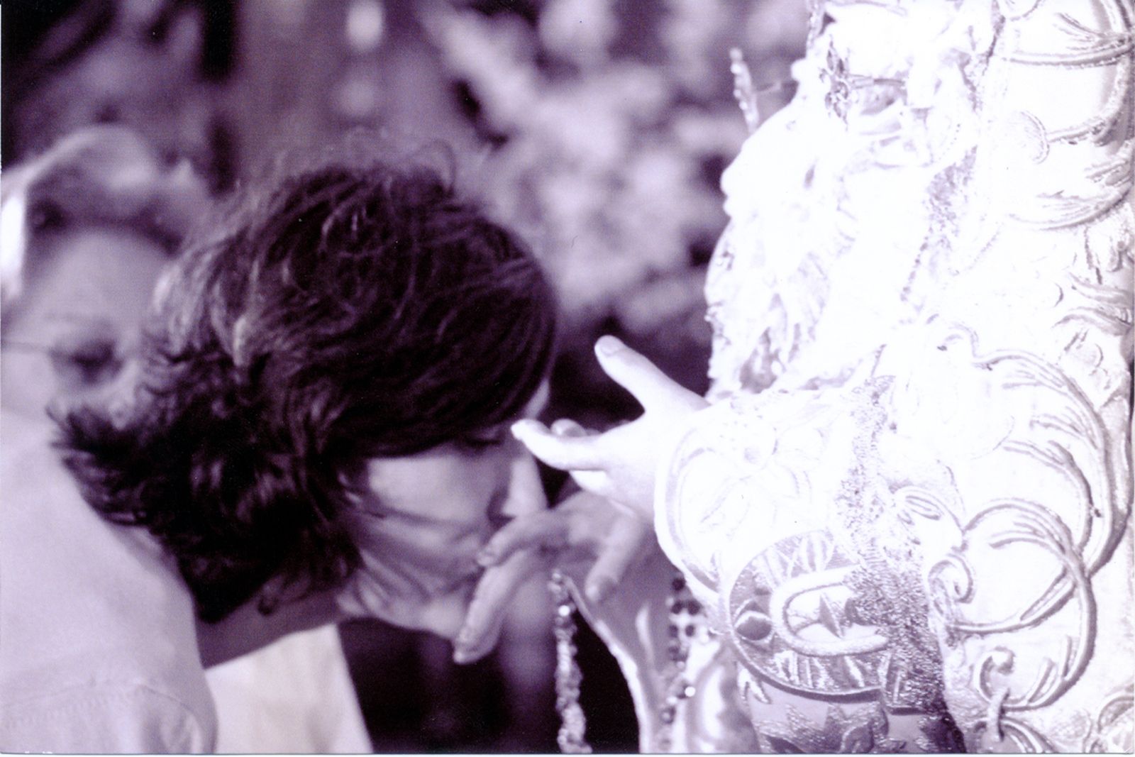 Besando la mano de la Macarena.