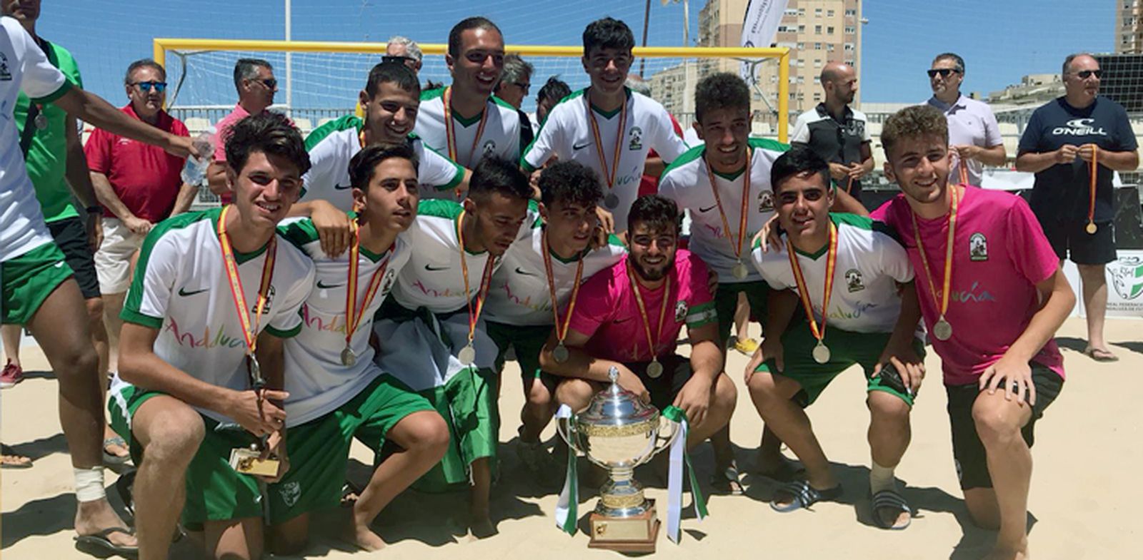 Los componentes de la selección andaluza juvenil celebran la consecución de la segunda plaza.