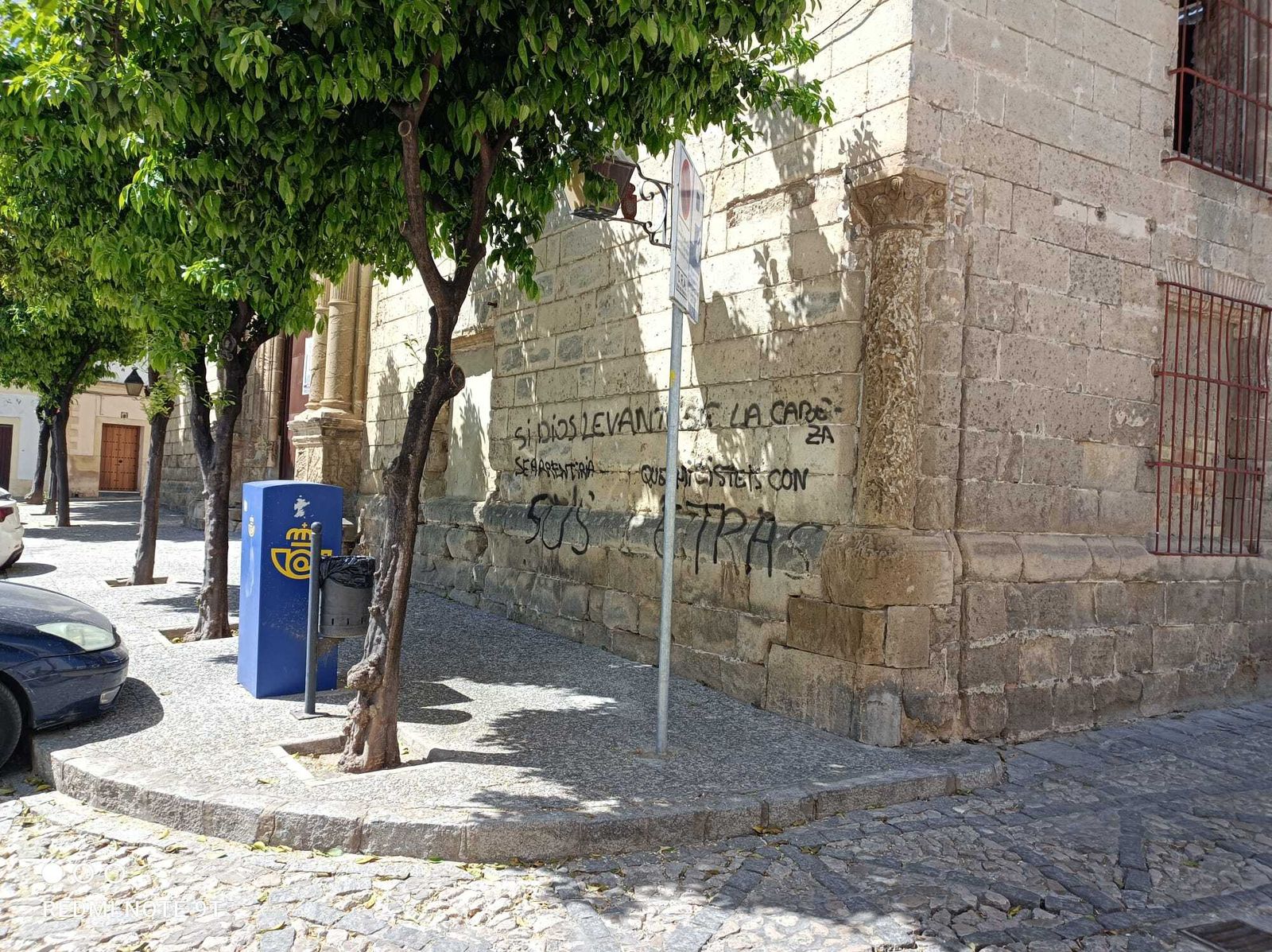 Imagen este miércoles de la pintada aún en la fachada de Riquelme.