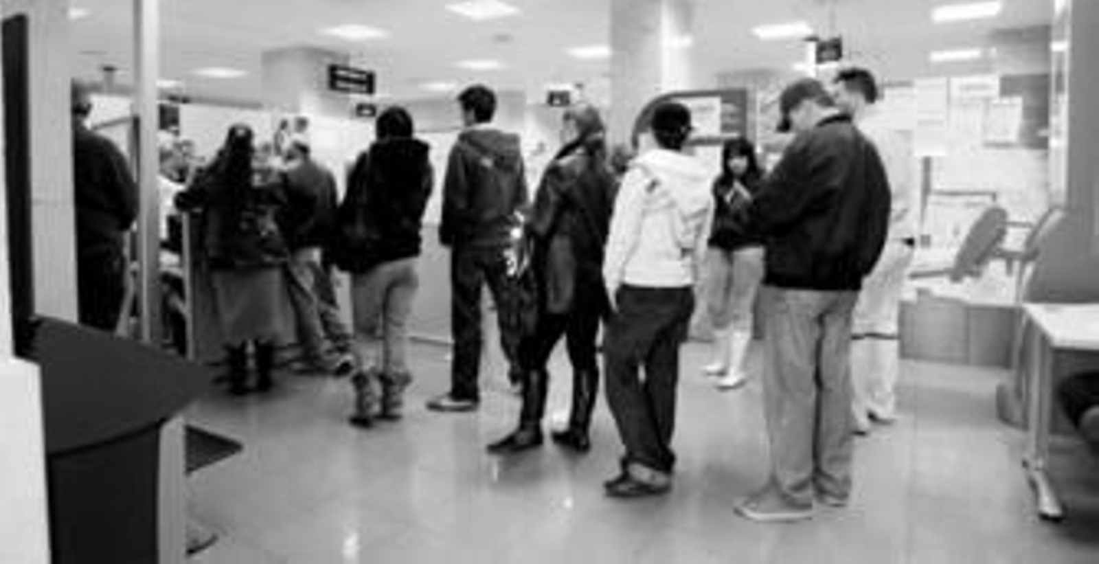 Un grupo de desempleados guarda cola en la oficina del SAE de la Avenida en la capital gaditana.