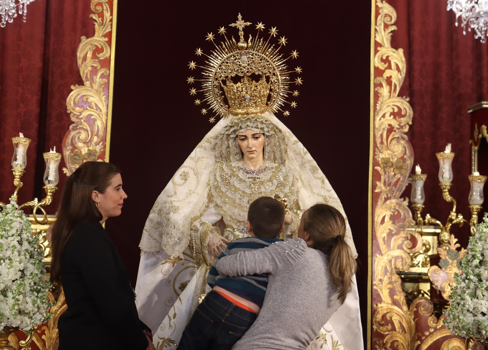 Sevilla acaricia la Semana Santa en un Domingo de Pasión lleno de cultos