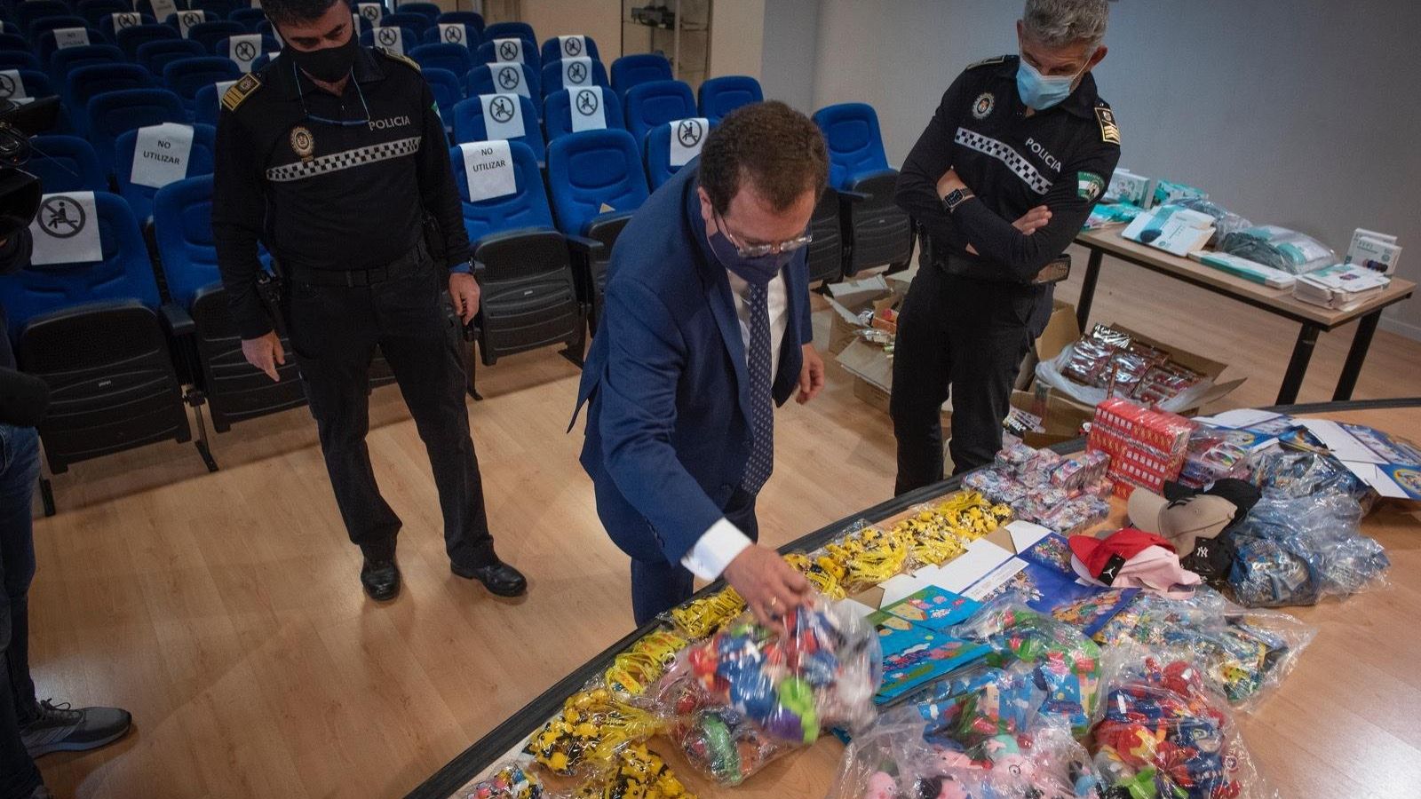 El delegado de Gobernación y el jefe de la Policía Local con parte de los productos intervenidos.