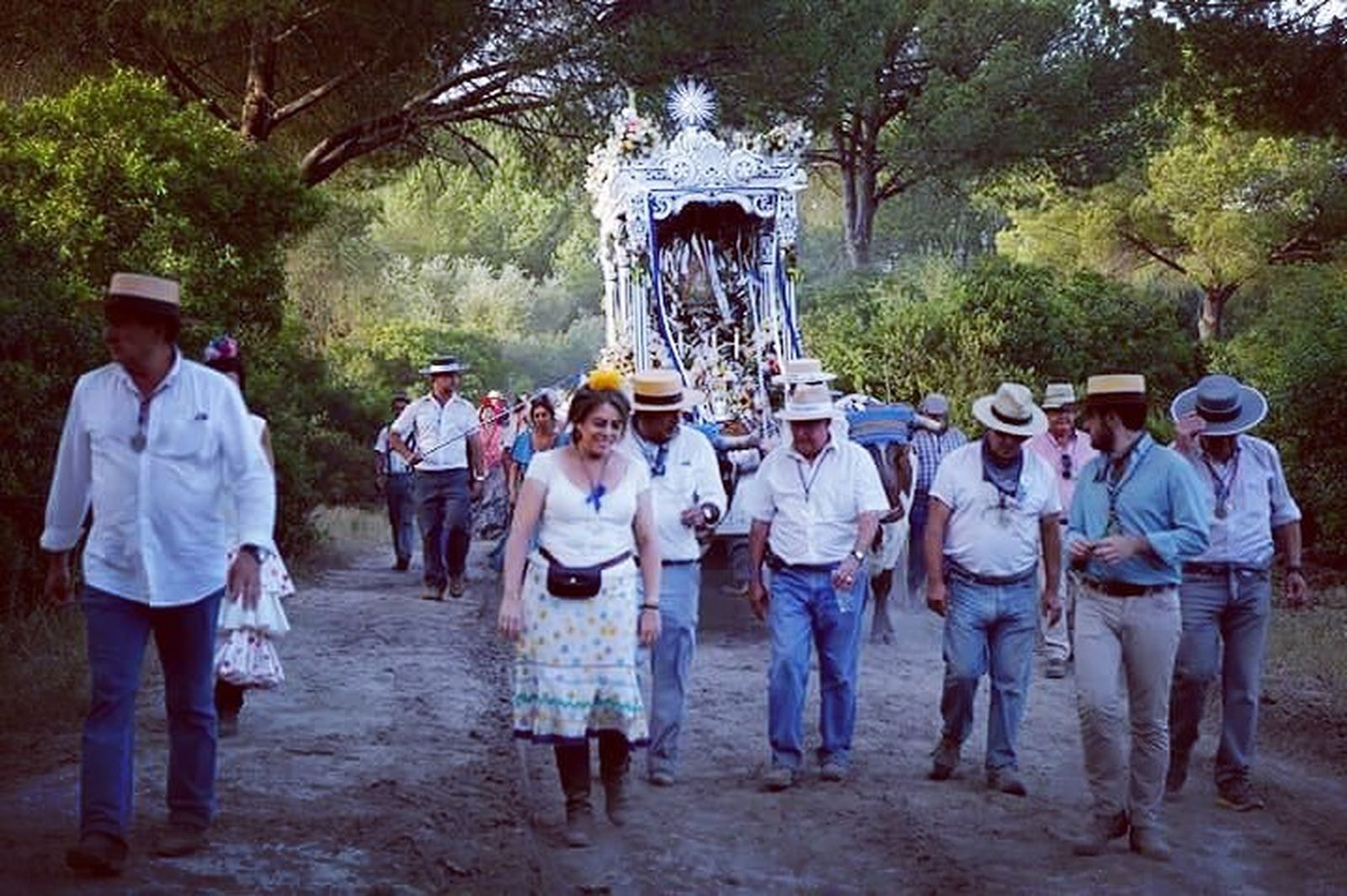 La Hermandad del Rocío de Hinojos en el camino.