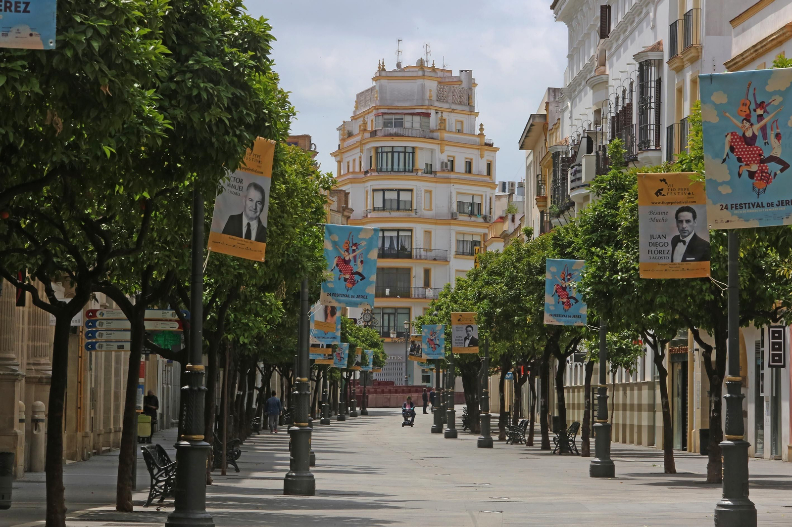 Imagen de la calle Larga totalmente desierta.