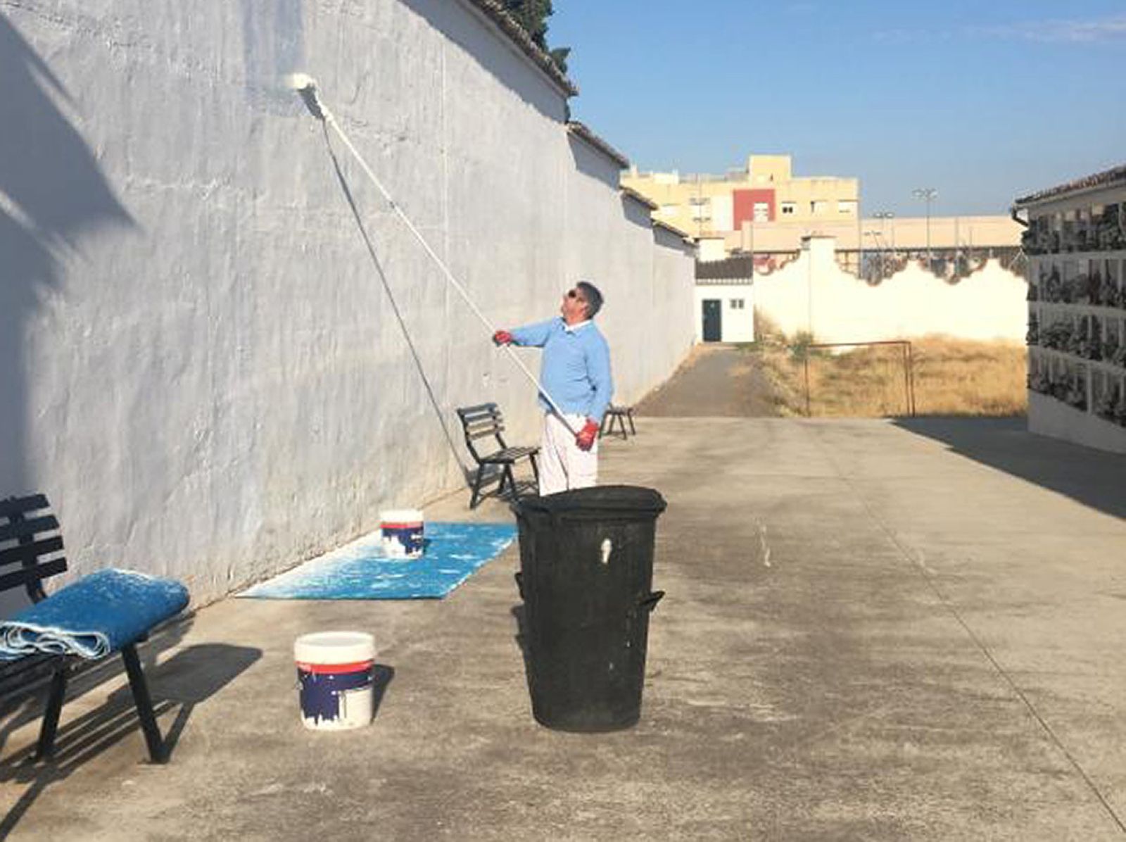 Trabajos de pintado en el cementerio de Antequera.