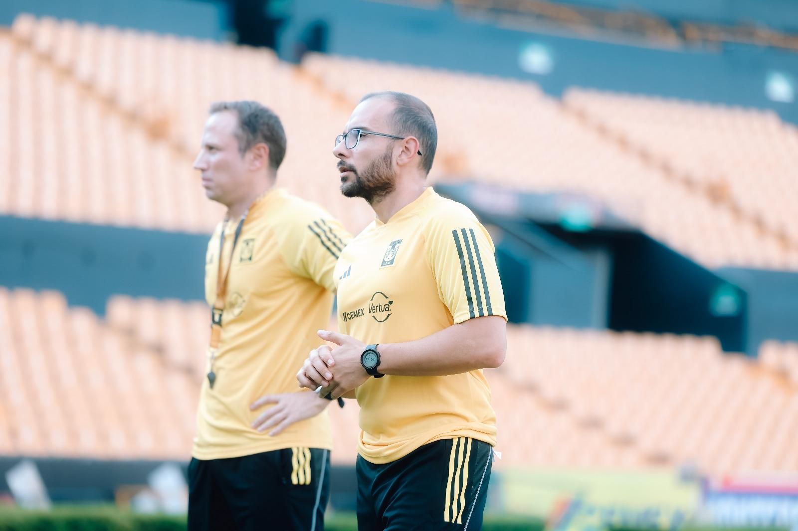Carlos Marcos observa el trabajo durante una sesión de entrenamiento del mexicano Tigres Femenil esta temporada.