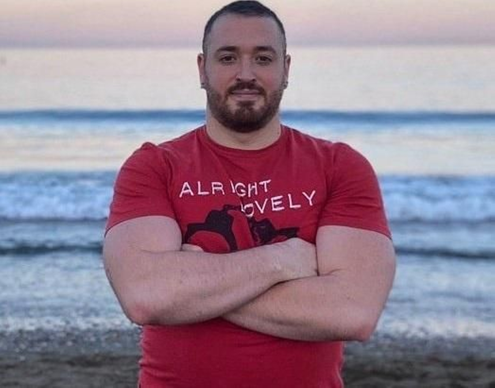 Carlos Peralta, junto al mar.