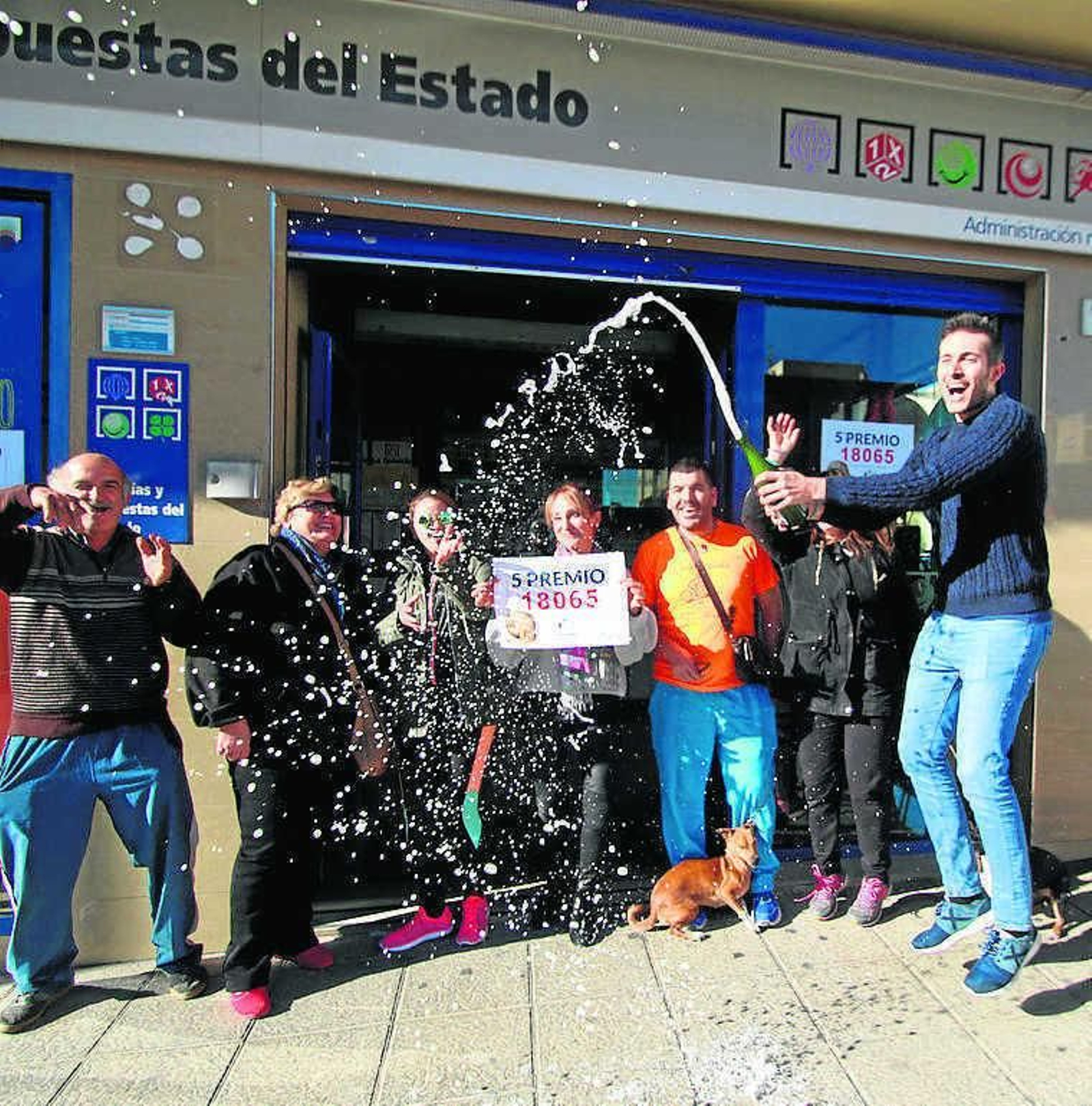 Eduardo Linares, del Trébol Dorado de Vícar, descorcha la botella de champán.