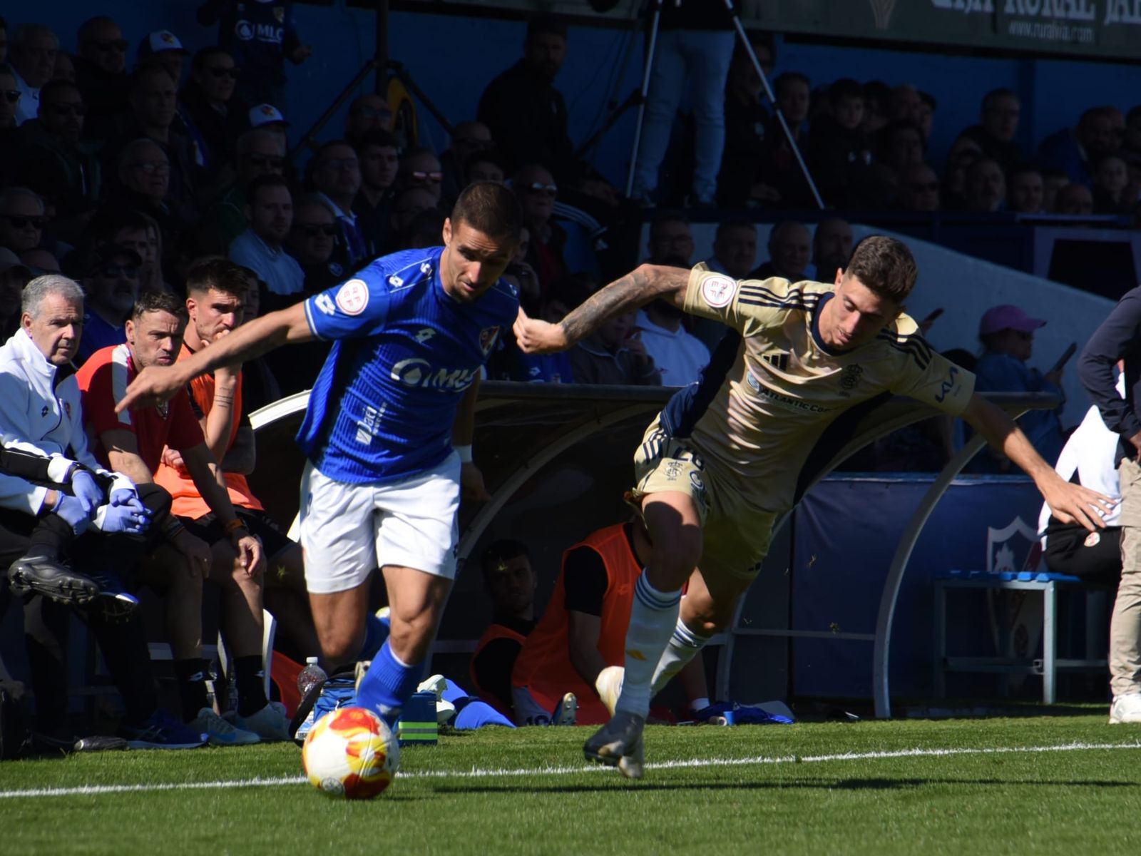 Pugna por un balón entre Da Costa y un rival.