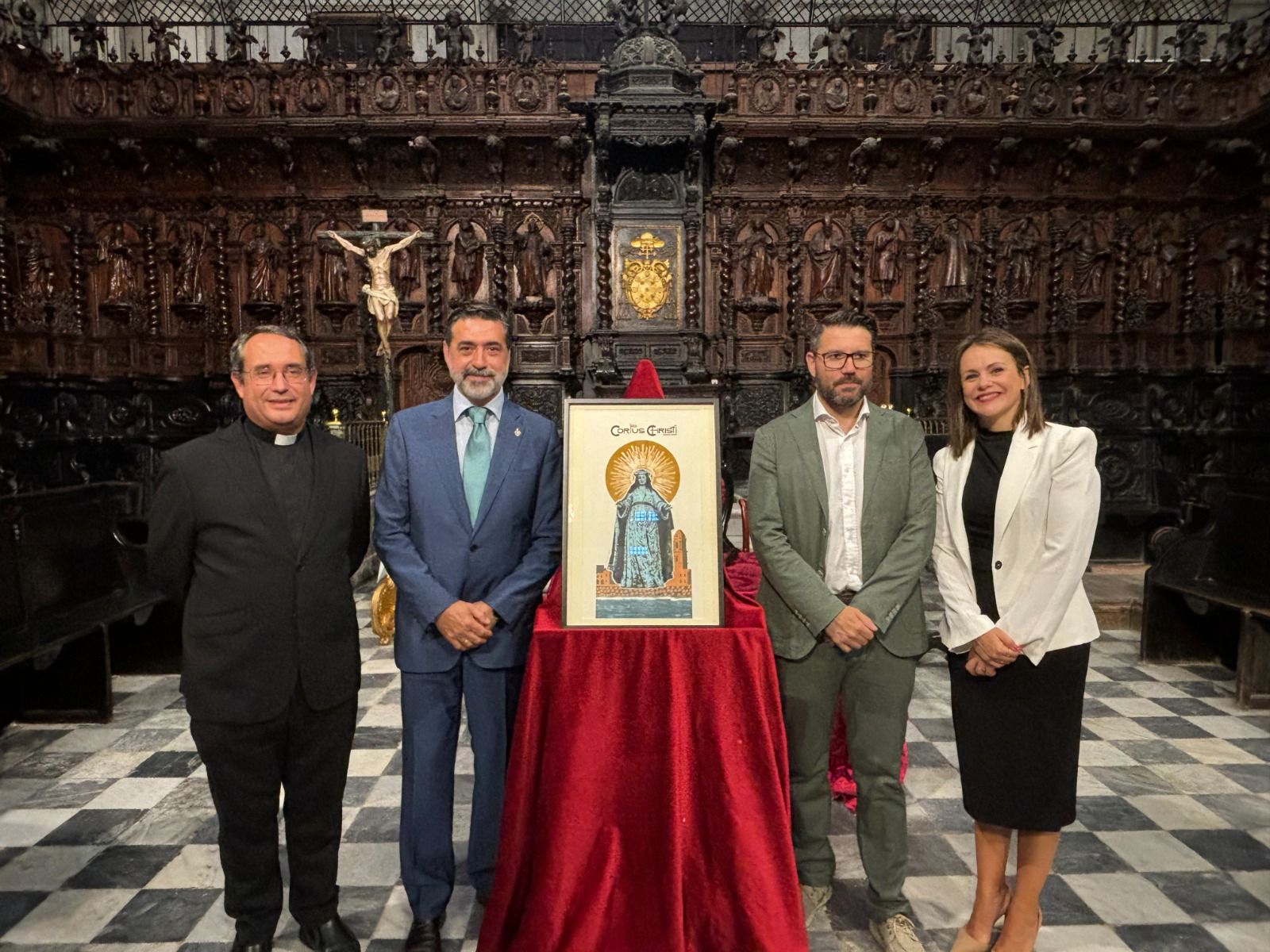 El deán de la Catedral, los dos concejales y el autor del cartel, con su obra.