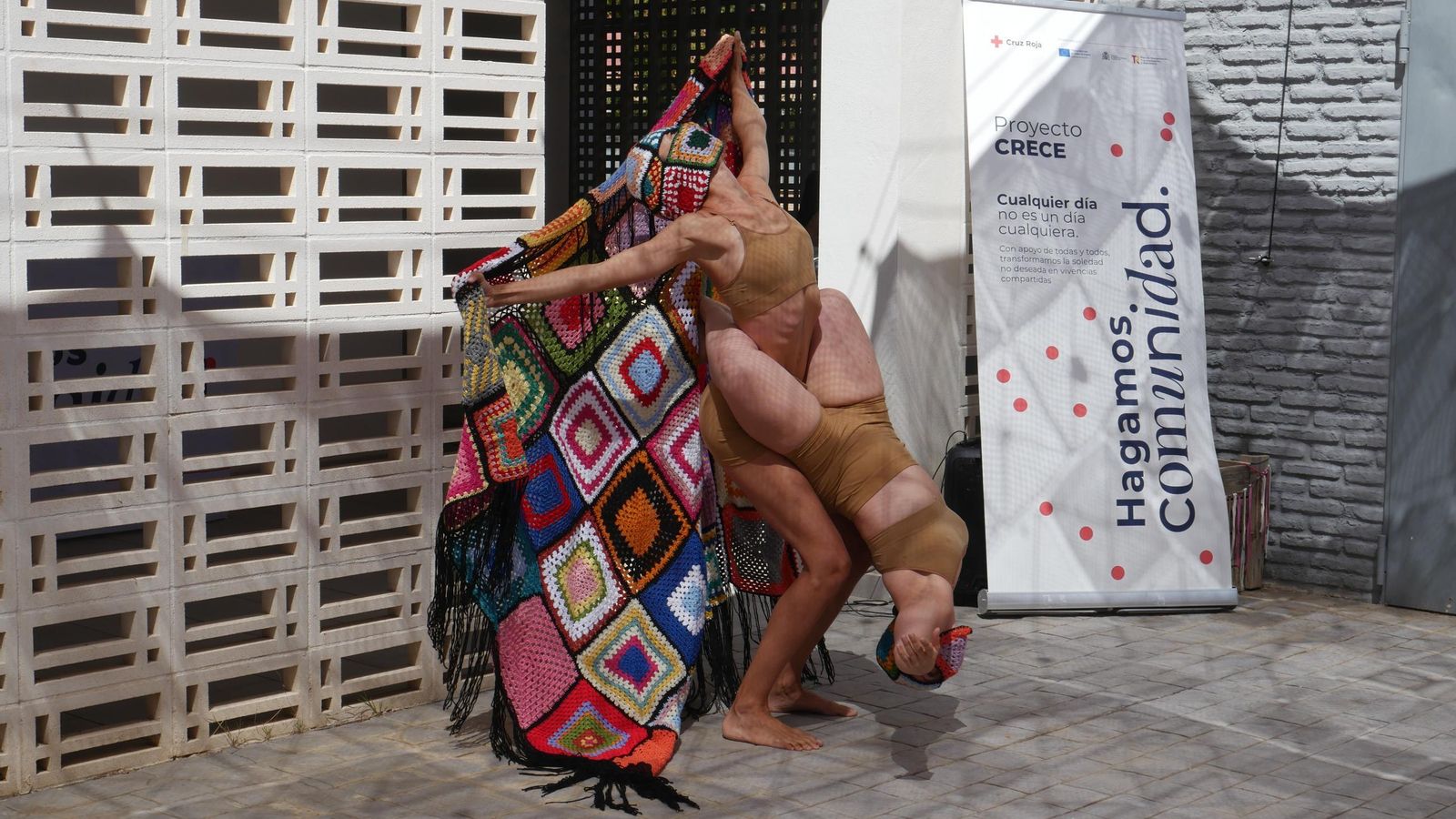 Actuación del grupo de danza Encaramadas durante la inauguración.