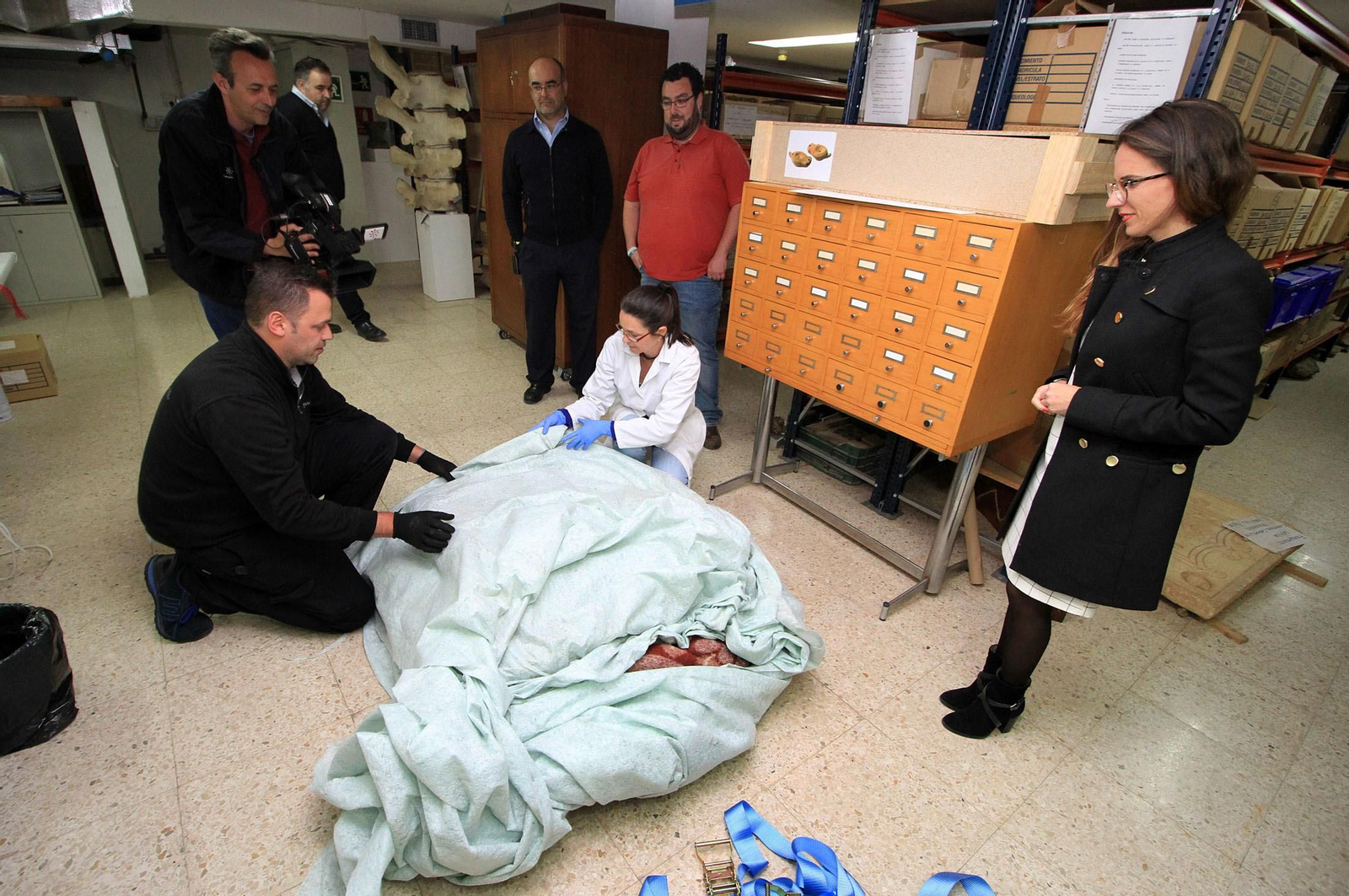 Imágenes de la llegada al museo de Huelva de la estela de cerca de 5.000 años de antigüedad hallada en Cañaveral de León