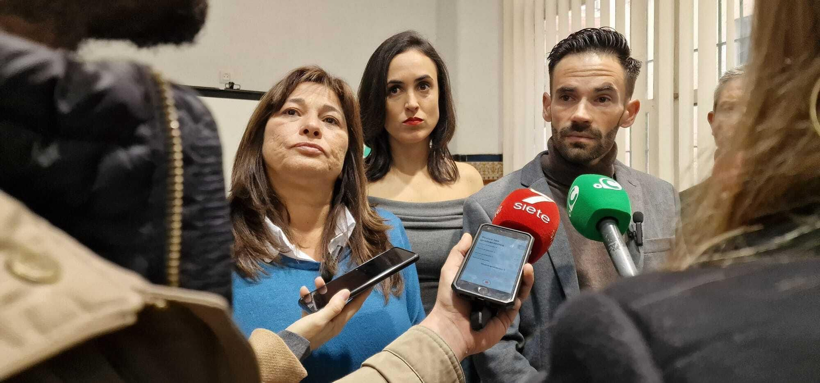 Tres de los seis concejales de Adelante Izquierda Gaditana, durante su comparecencia ante los periodistas.