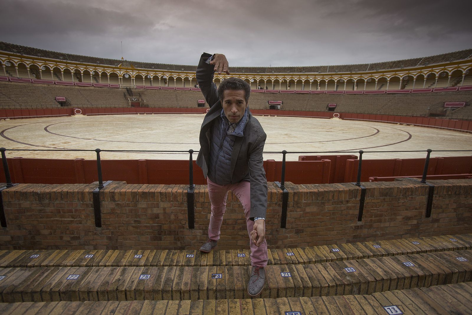 El bailaor y coreógrafo Israel Galván ofrece el primero de los espectáculos de la Bienal de Flamenco.