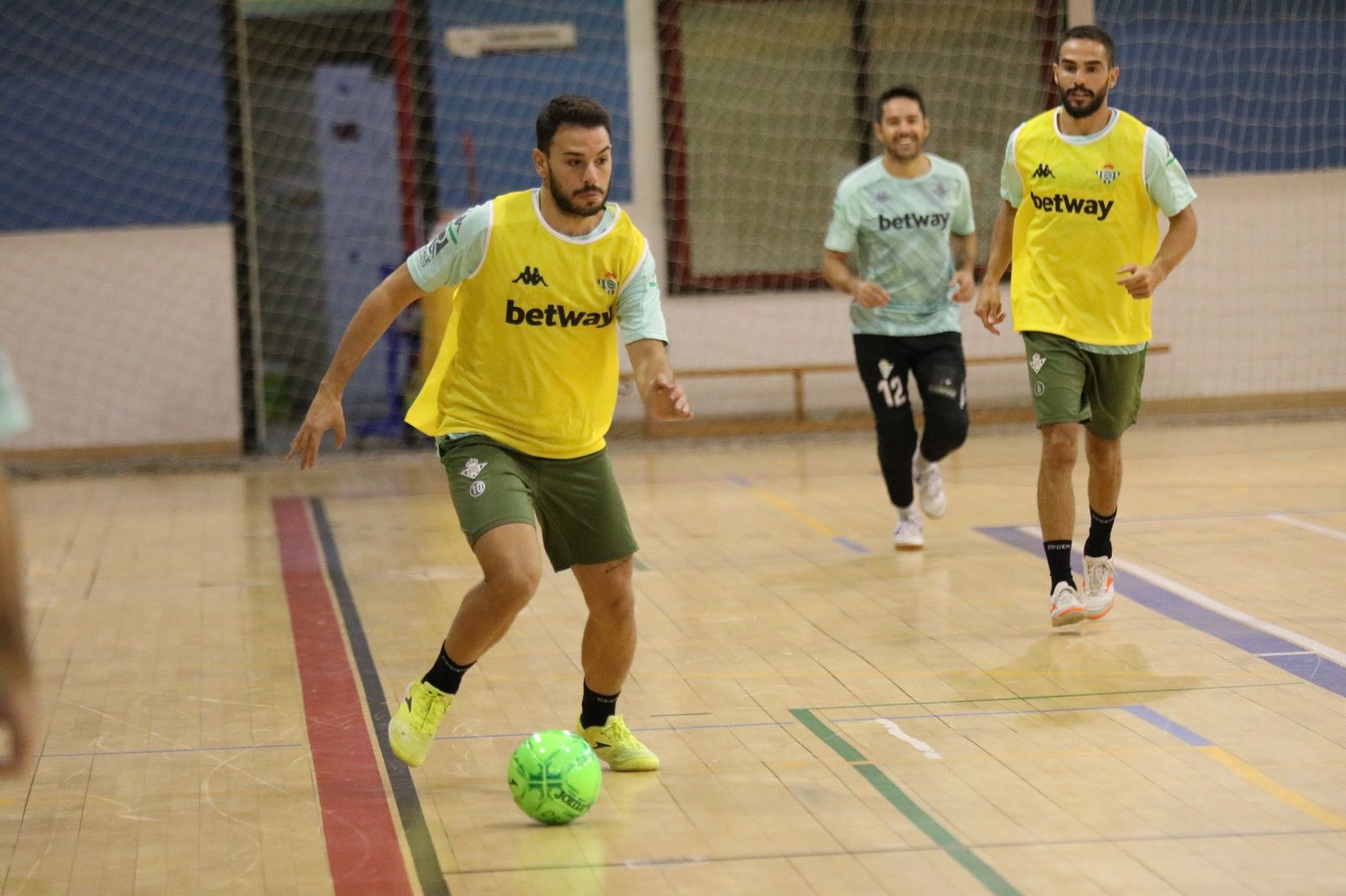 Ivi avanza con el balón en un entrenamiento.