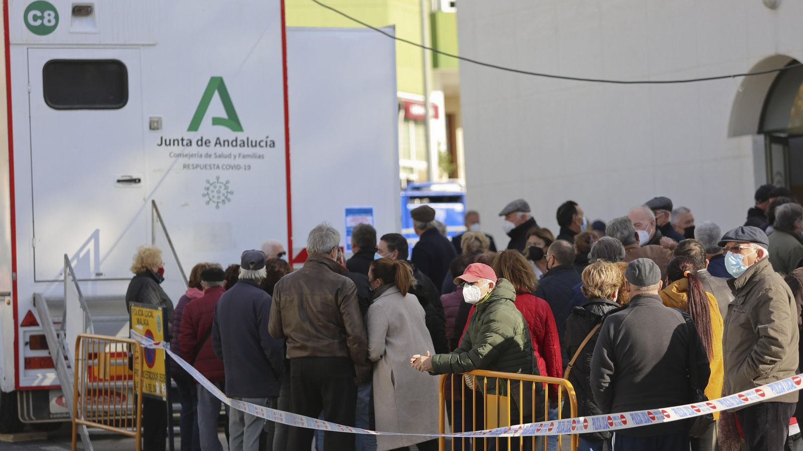 Colas en el punto de vacunación de El Palo.