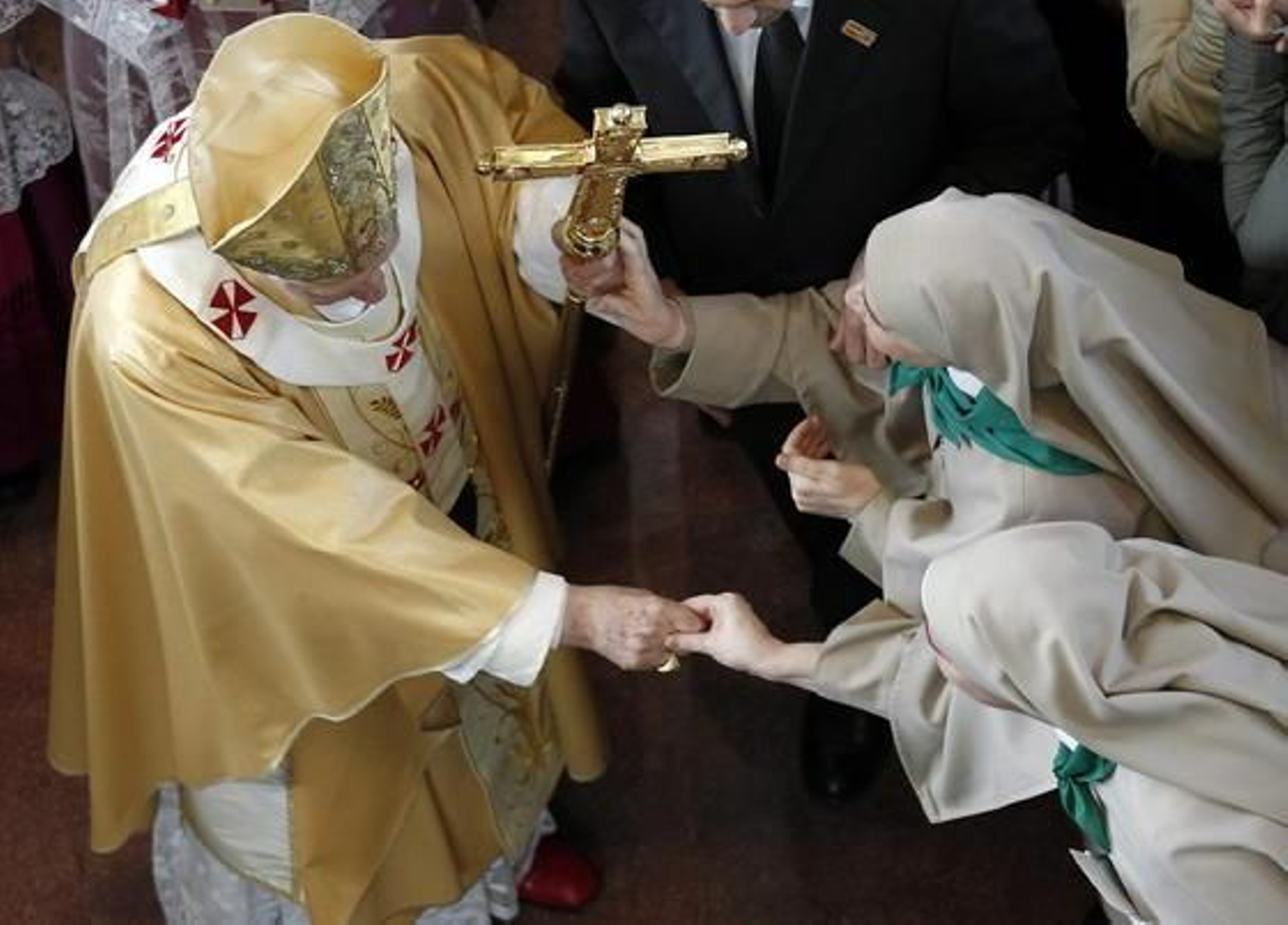 El papa Benedicto XVI bendice la Sagrada Familia de Barcelona y celebra una multitudinaria misa en su interior. 

Foto: EFE