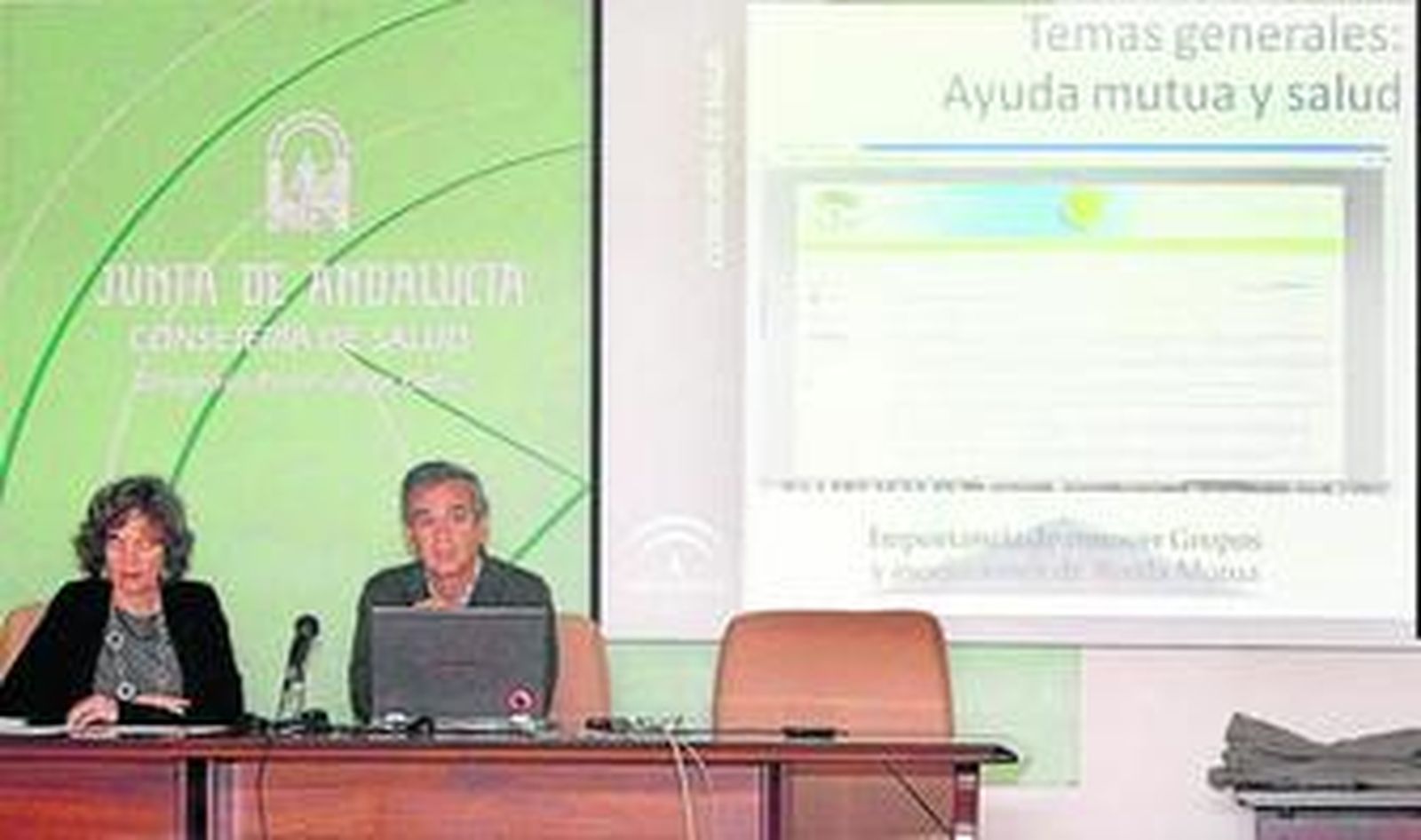 Un momento del acto de presentación de ayer de un nuevo foro en internet sobre el cáncer presentado por Enrique Alonso.