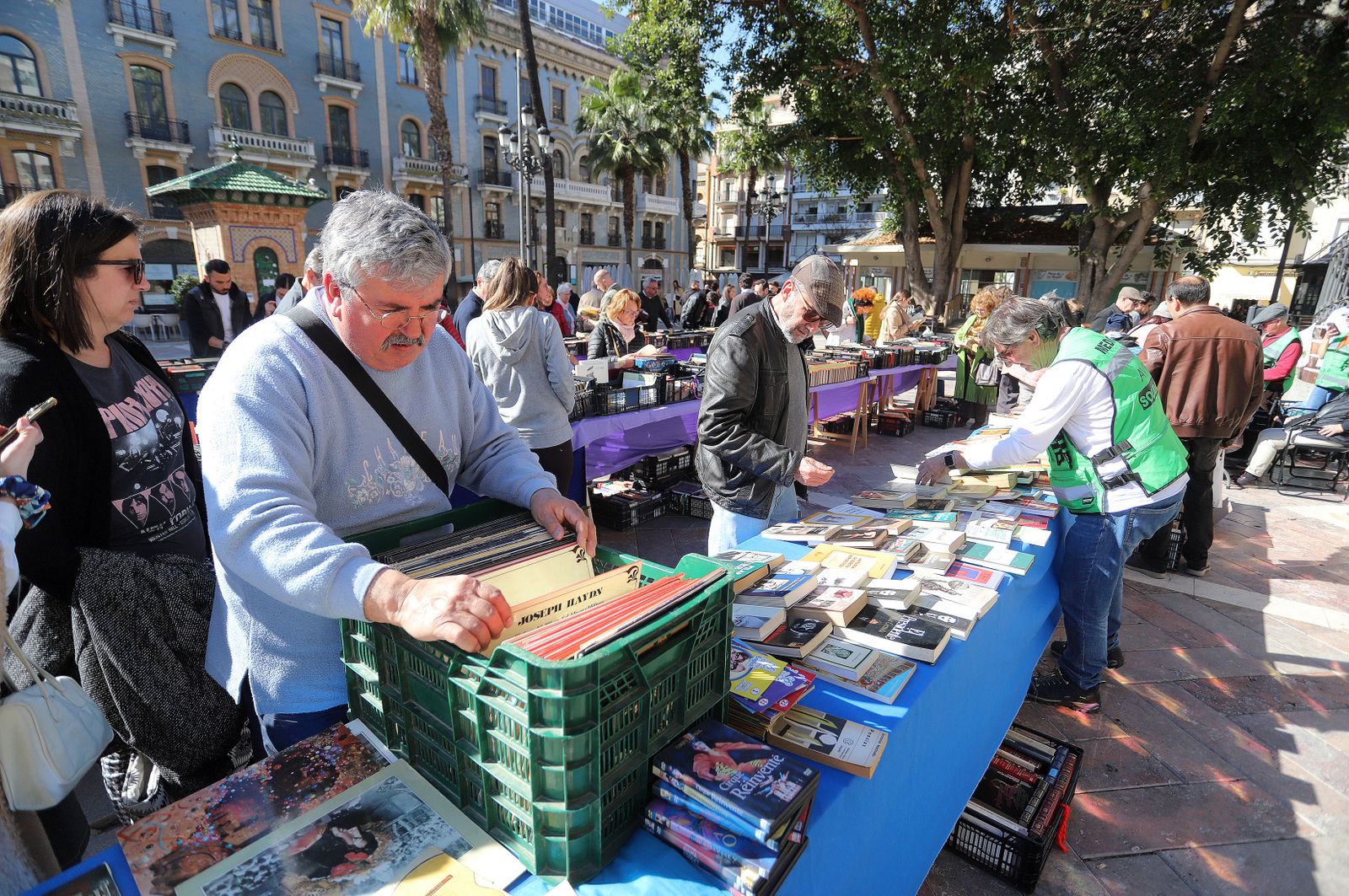 Imágenes del mercadillo de Ayre Solidario en la Plaza de las Monjas