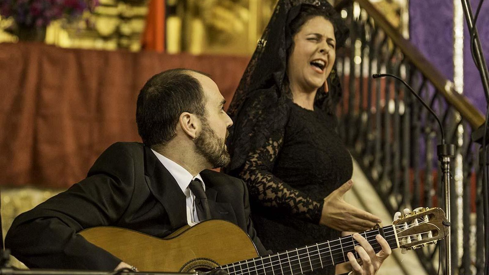 Melchora Ortega y Santiago Lara, durante la plegaria.