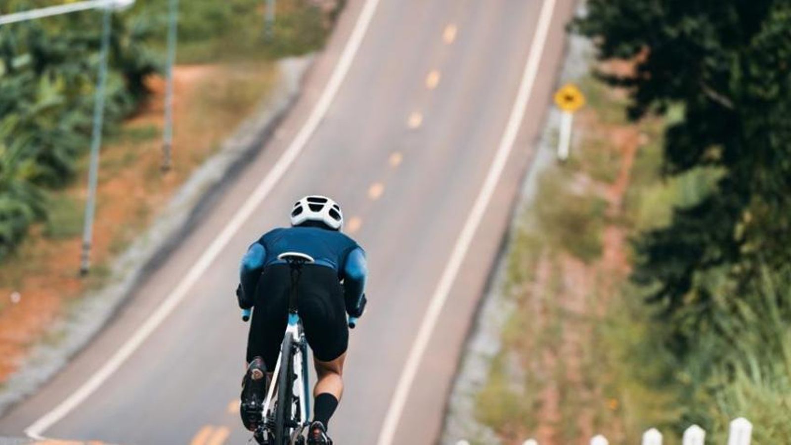 Un ciclista en carretera Un ciclista en carretera