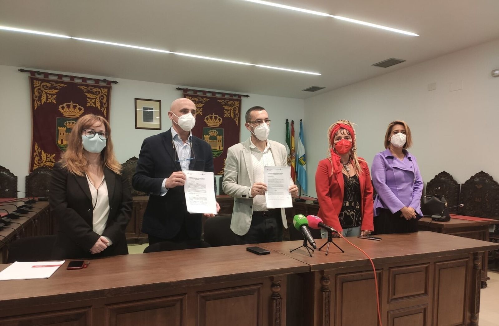 Los participantes en la firma posan con el convenio entre Ayuntamiento y Fundación Cepsa