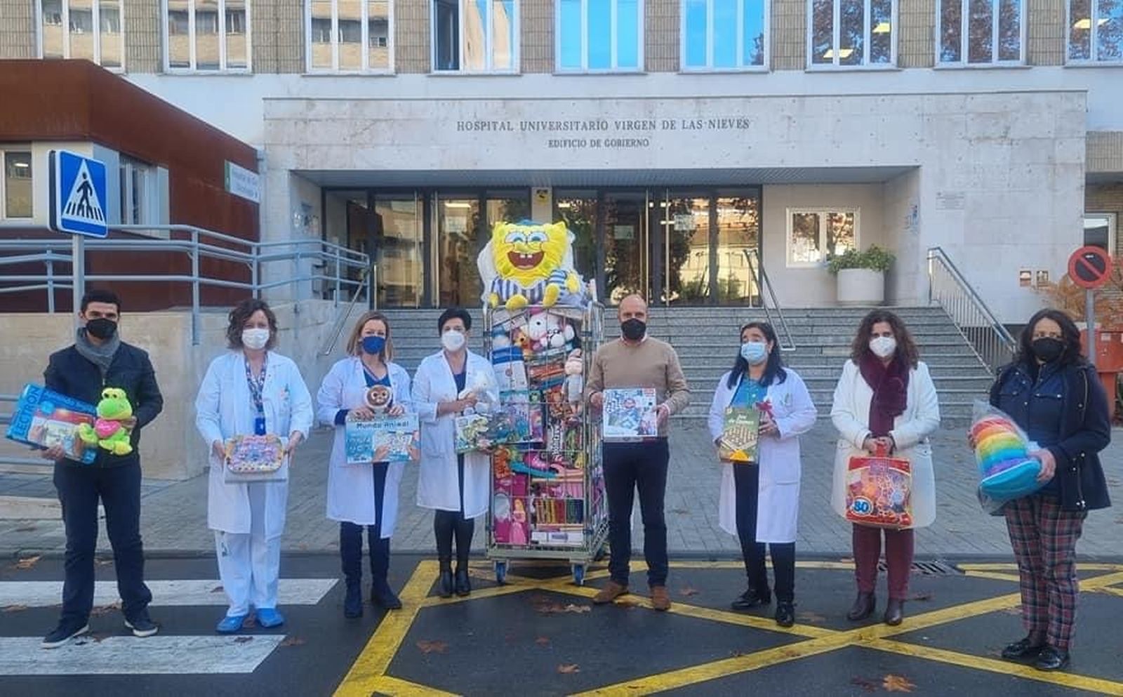 Los escolares de Otura regalan más de 300 juguetes a niños hospitalizados.
