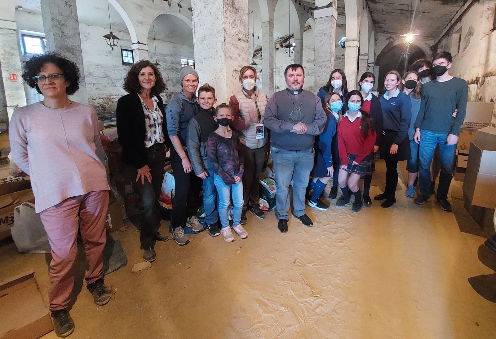 La ONG Pequeña Nowina ha canalizado la recogida de material médico y alimentos.