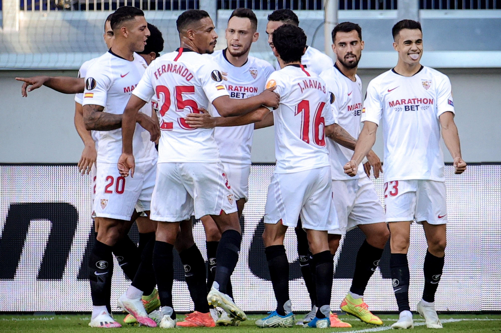 Los jugadores del Sevilla celebran uno de los goles.