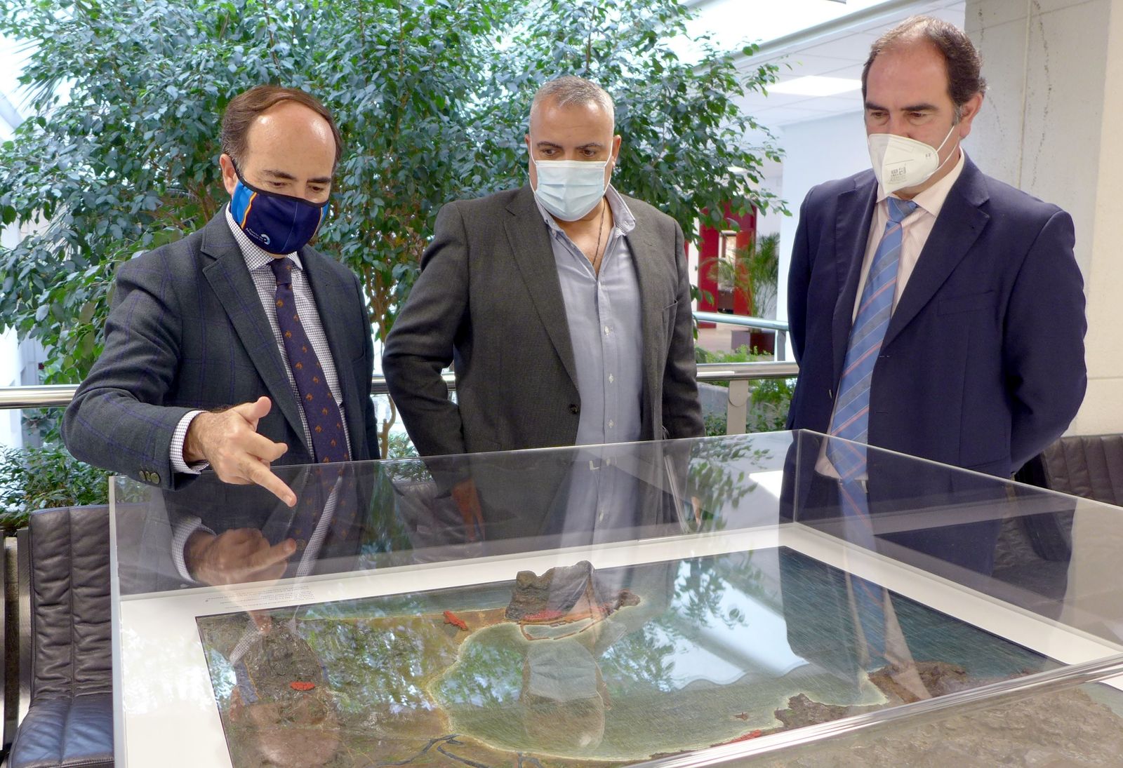 Gerardo Landaluce señala en una maqueta la zona de la actuación prevista.