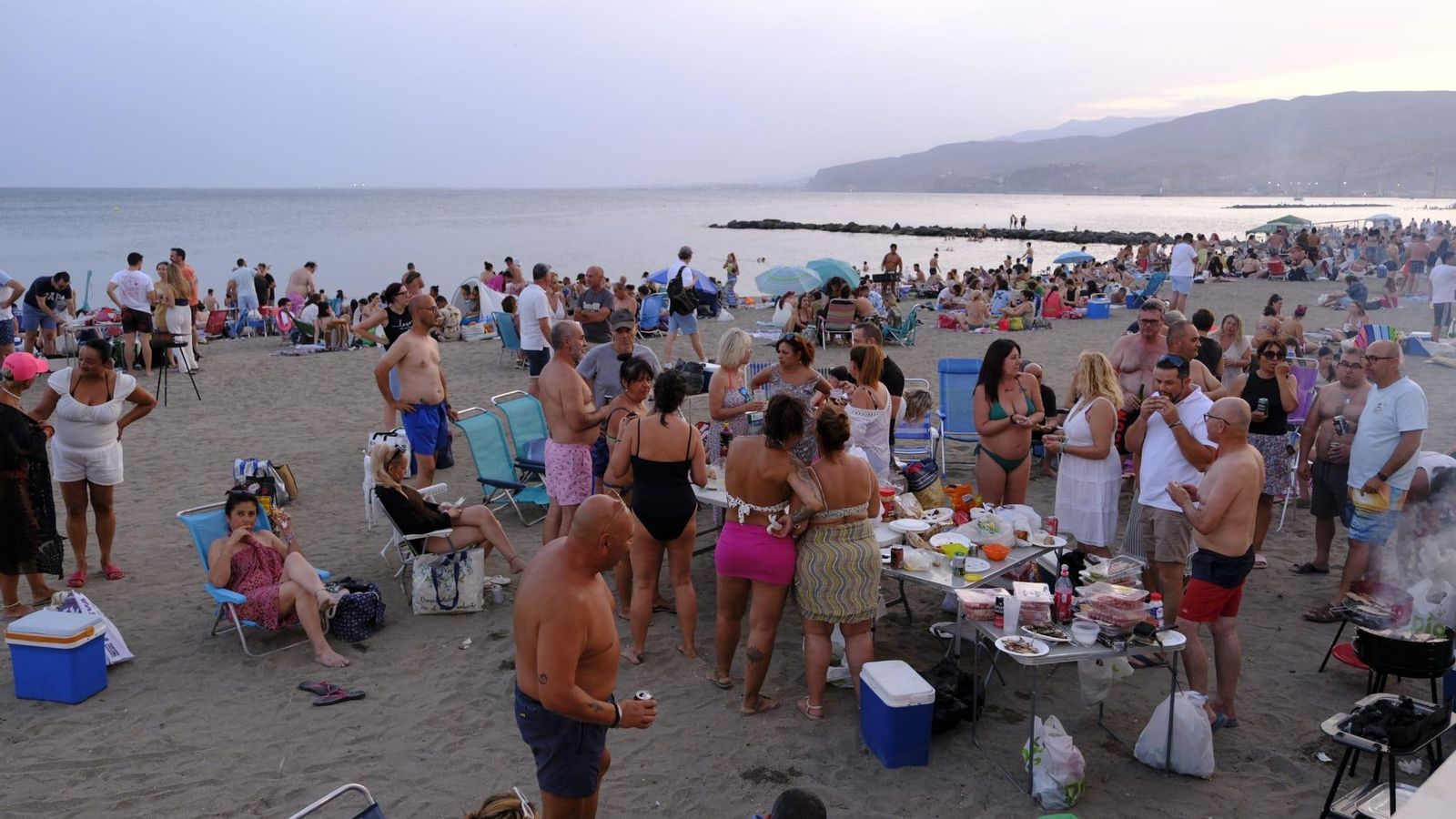 Miles de almerienses en las playas.