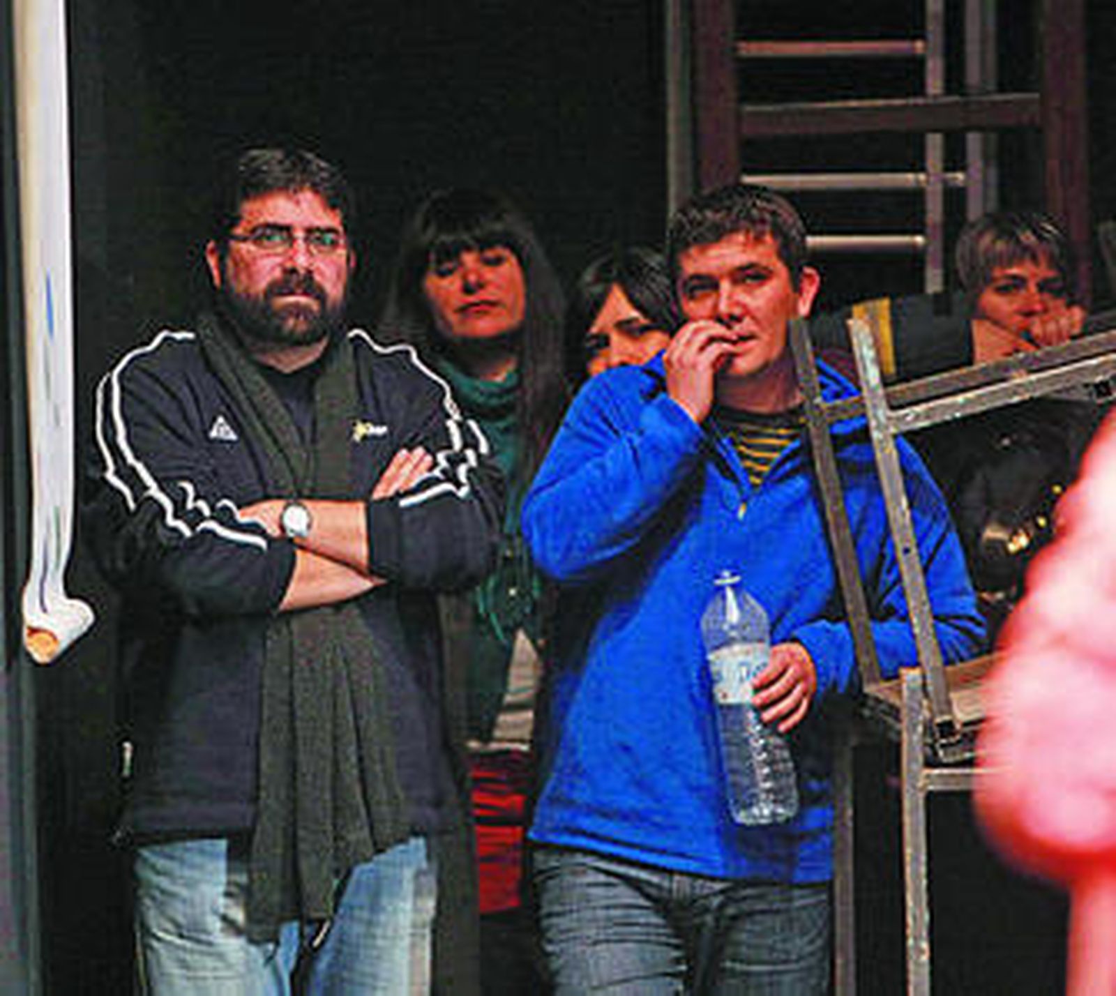 Ángel Piulestán (d.), masticando el tapón de la botella de agua mientras sigue a su cuarteto junto a su hermano Selu.