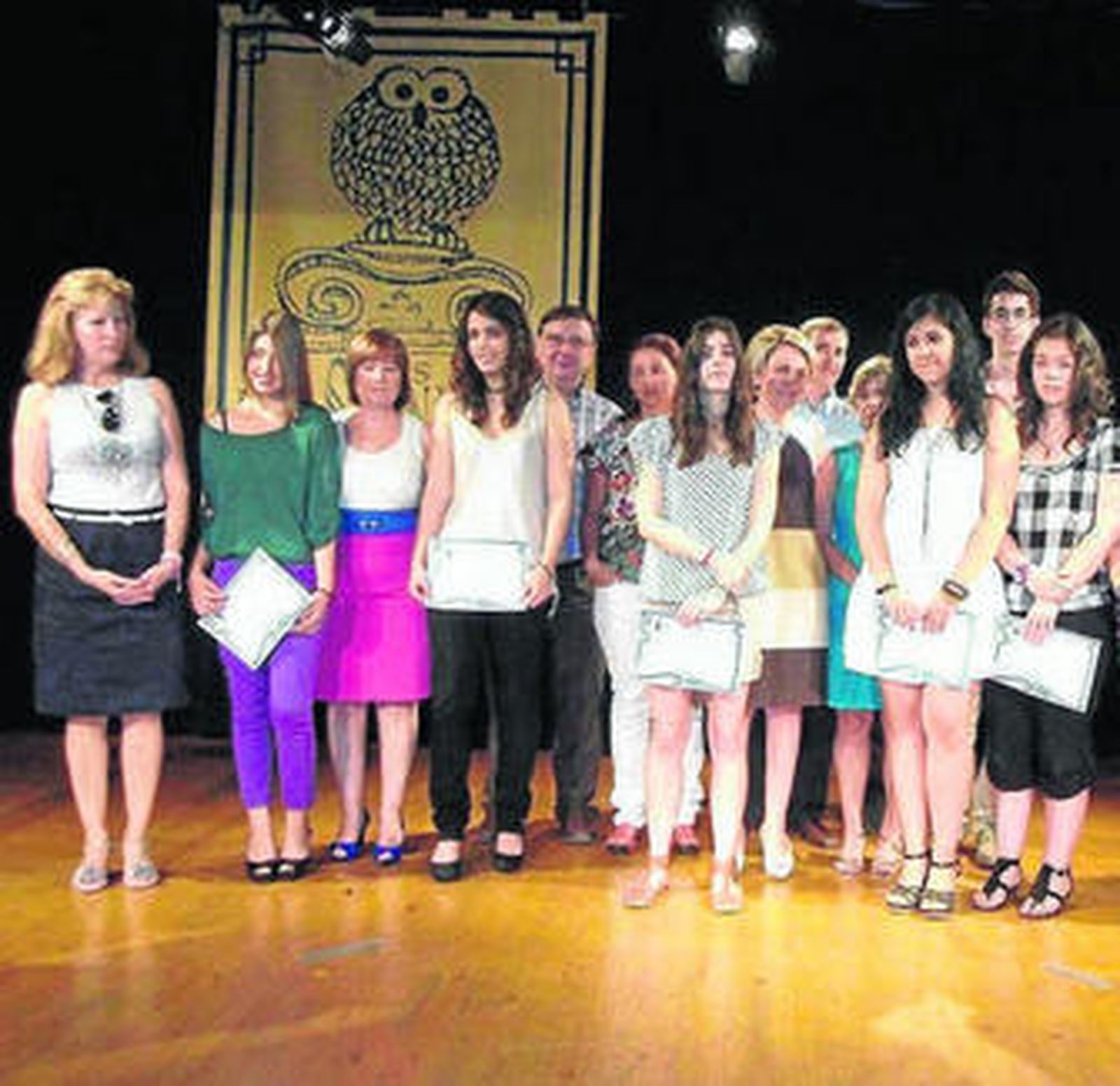 Eloisa Cabrera y María Dolores Ortega con los premiados.