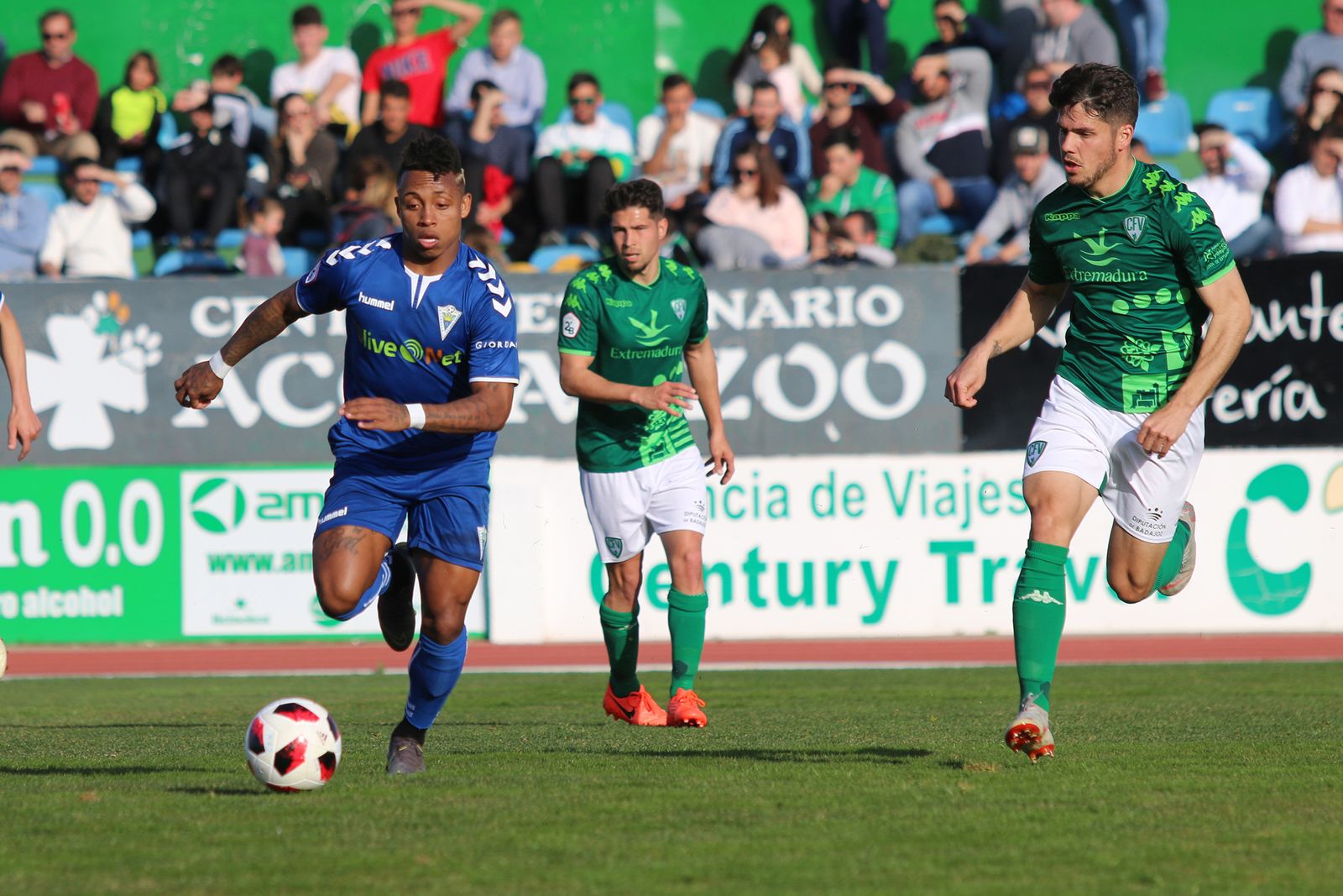 Paulo Vítor conduce ante los defensores del Villanovense.