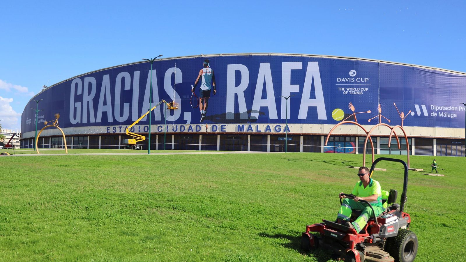 La pancarta de homenaje a Rafa Nadal en el Ciudad de Málaga, en imágenes