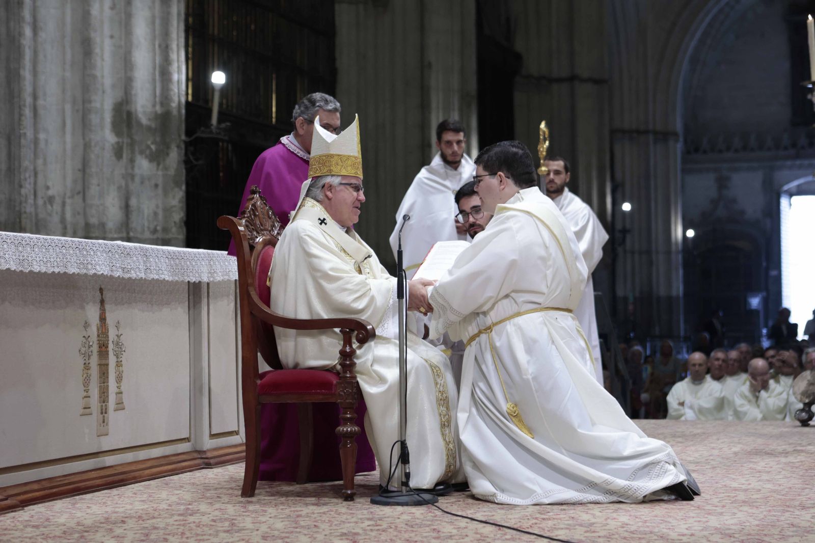 La ceremonia de ordenación conjunta de diáconos y sacerdotes en imágenes