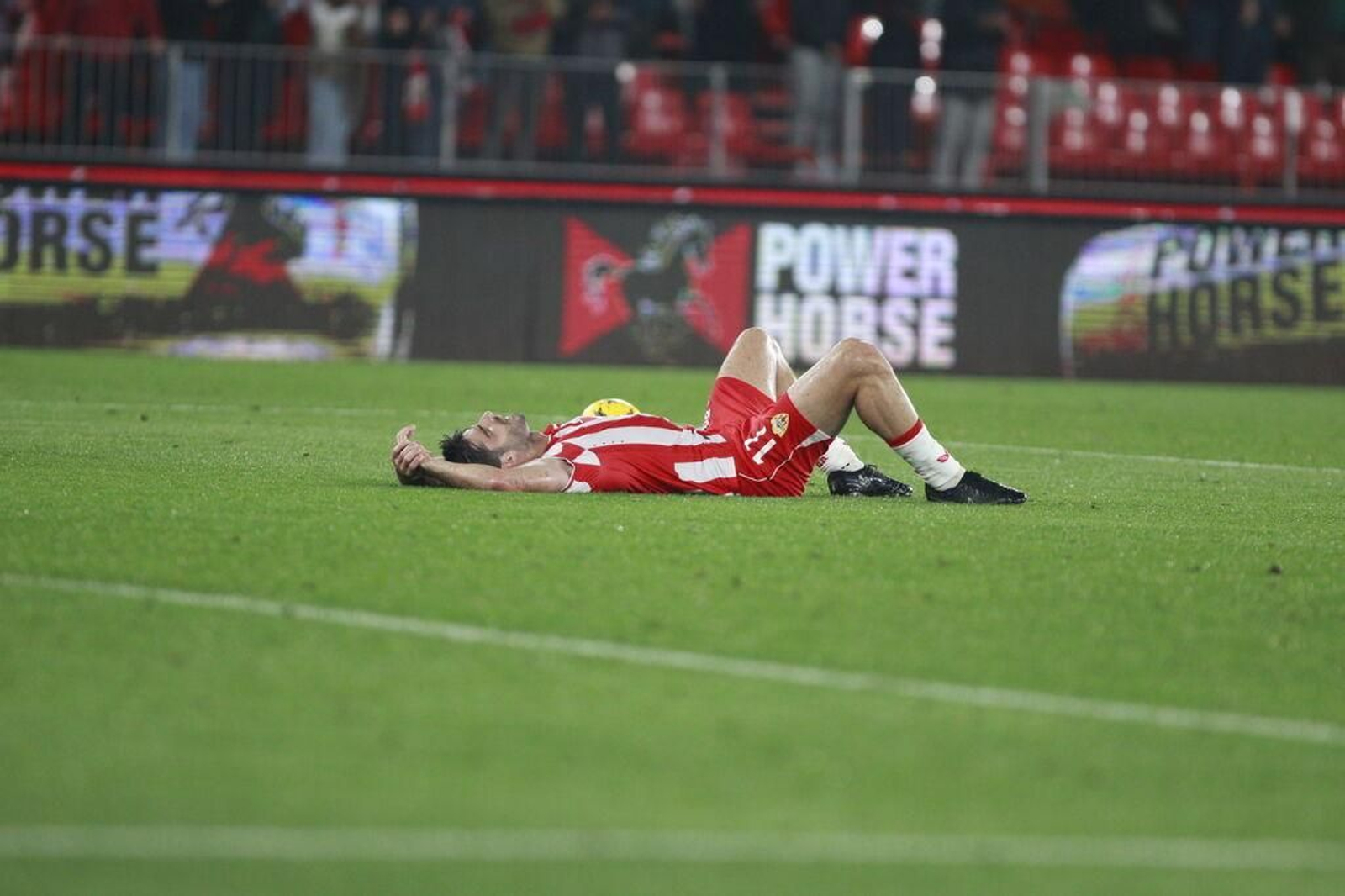 Melero, exhausto en el césped del Power Horse tras el esfuerzo en inferioridad ante el Athletic