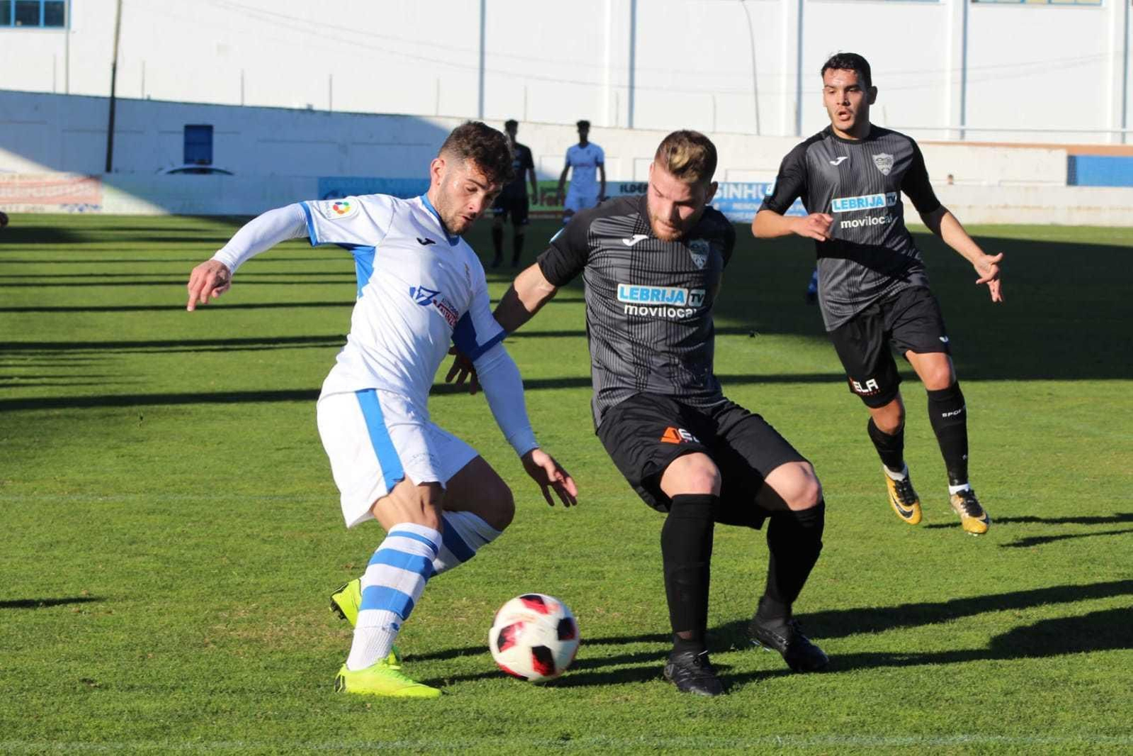 Álvaro Ramírez intenta regatear a un contrario.