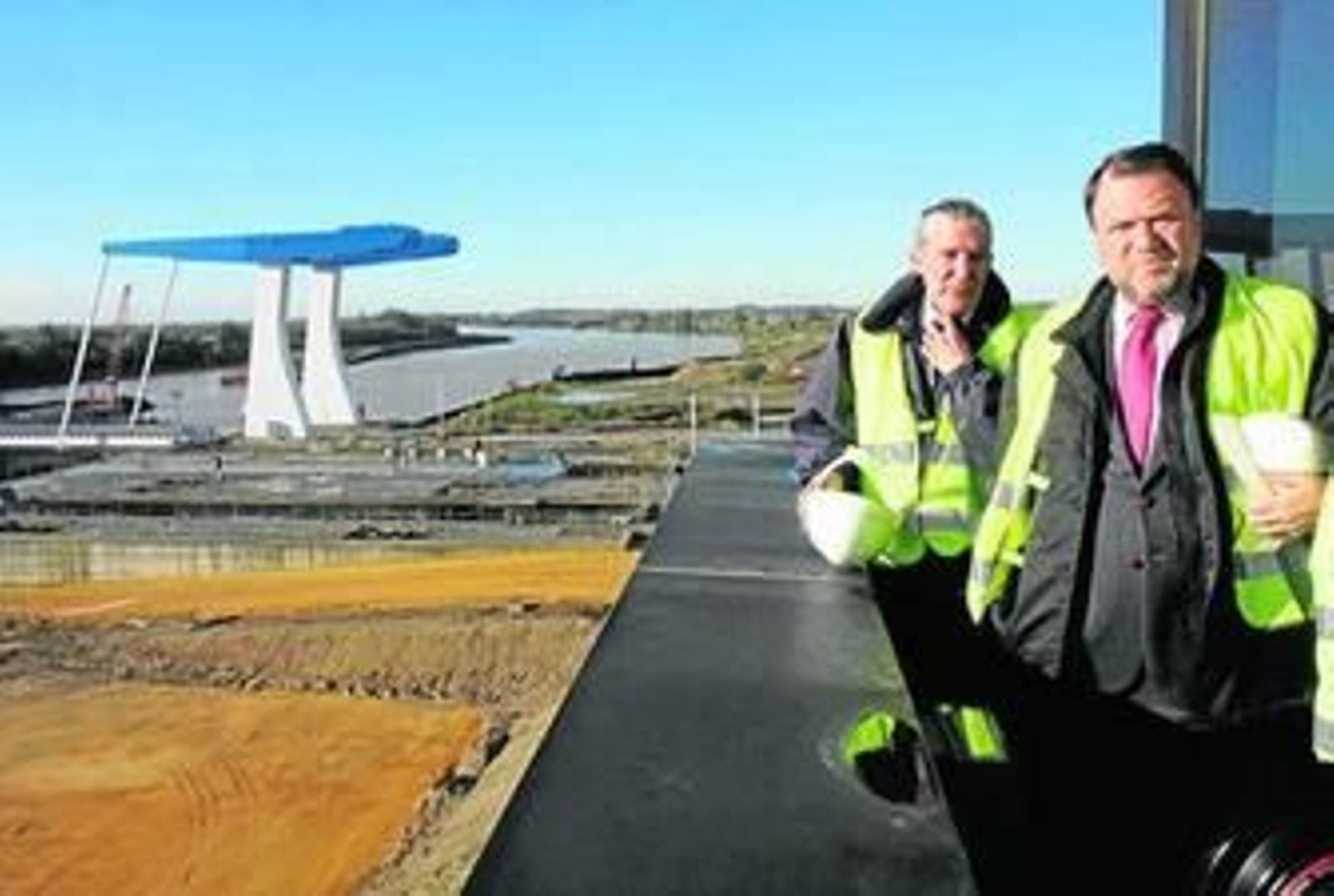 Monteseirín y el presidente de la Autoridad Portuaria, Manuel Fernández, visitaron ayer la nueva esclusa.