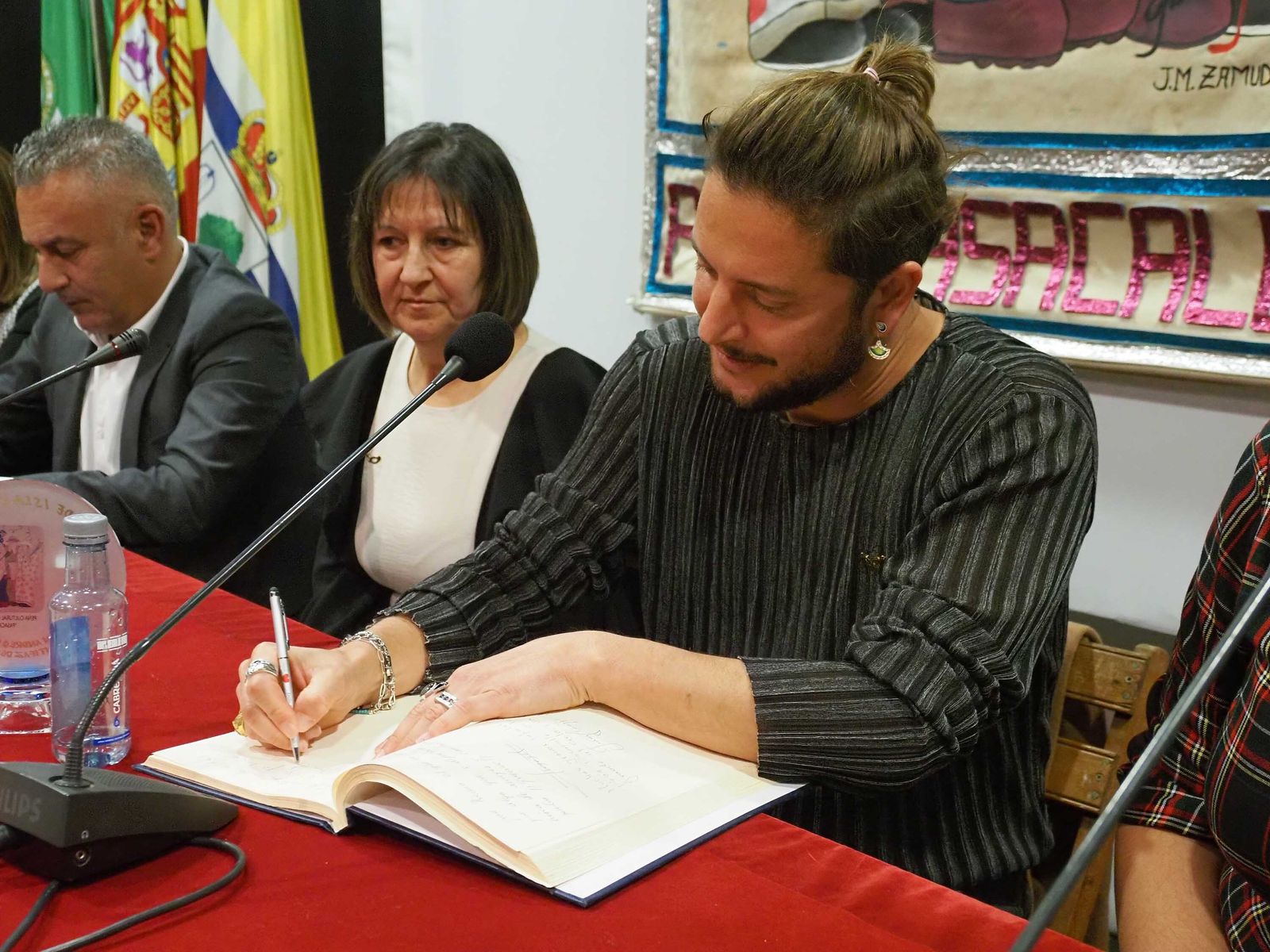 Manuel Carrasco regresa a su Isla Cristina para recibir el Galardón de la Peña Pasacalles, en imágenes