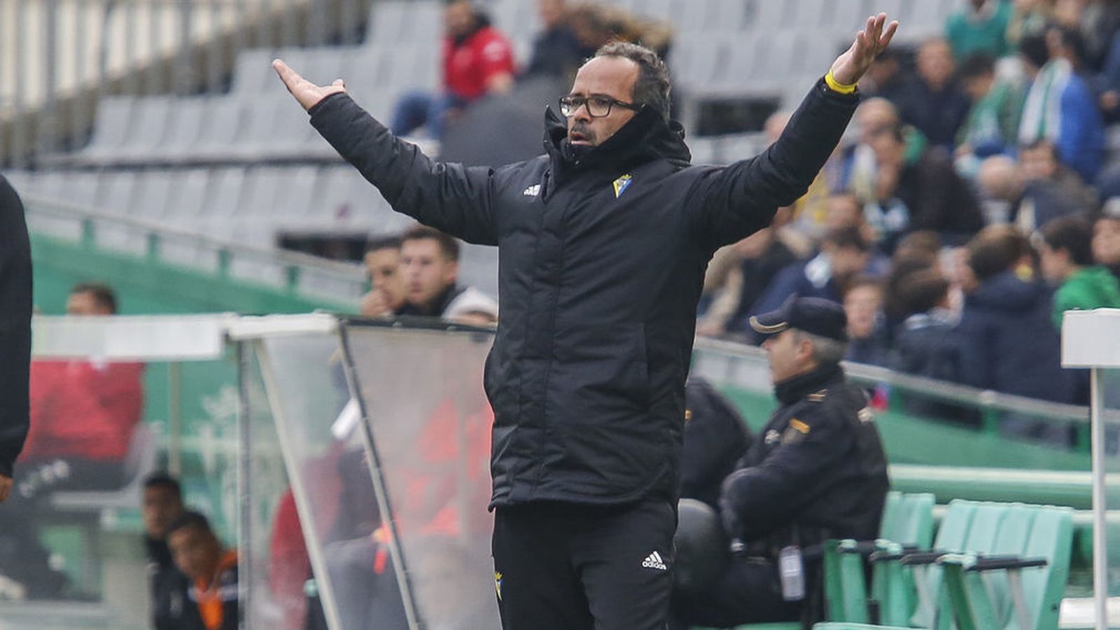 Álvaro Cervera, en la banda durante un partido del Cádiz.