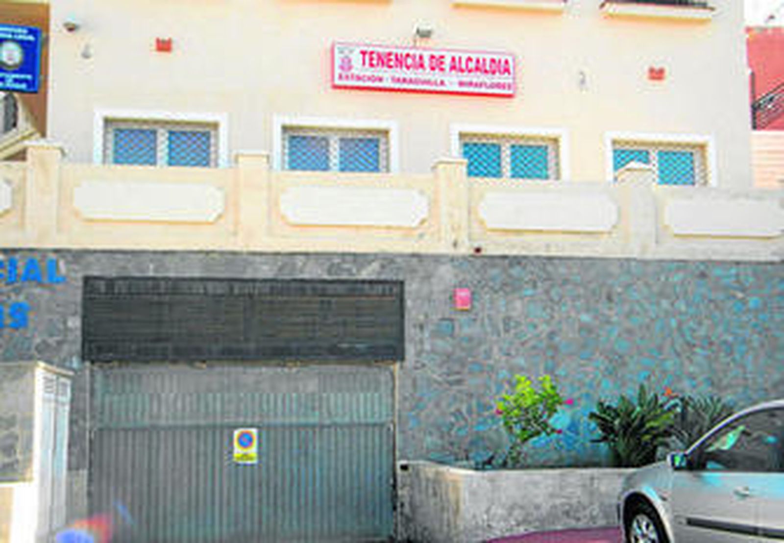 Imagen del vado denunciado por el PP junto a la Tenencia de Alcaldía de la Estación-Taraguilla-Miraflores.