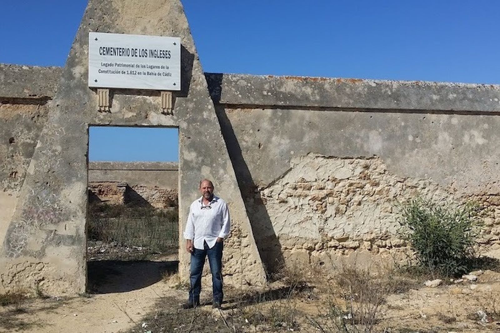 Gonzalo Alías, coordinador de IU, junto al Cementerio de San Carlos (o de los Ingleses).