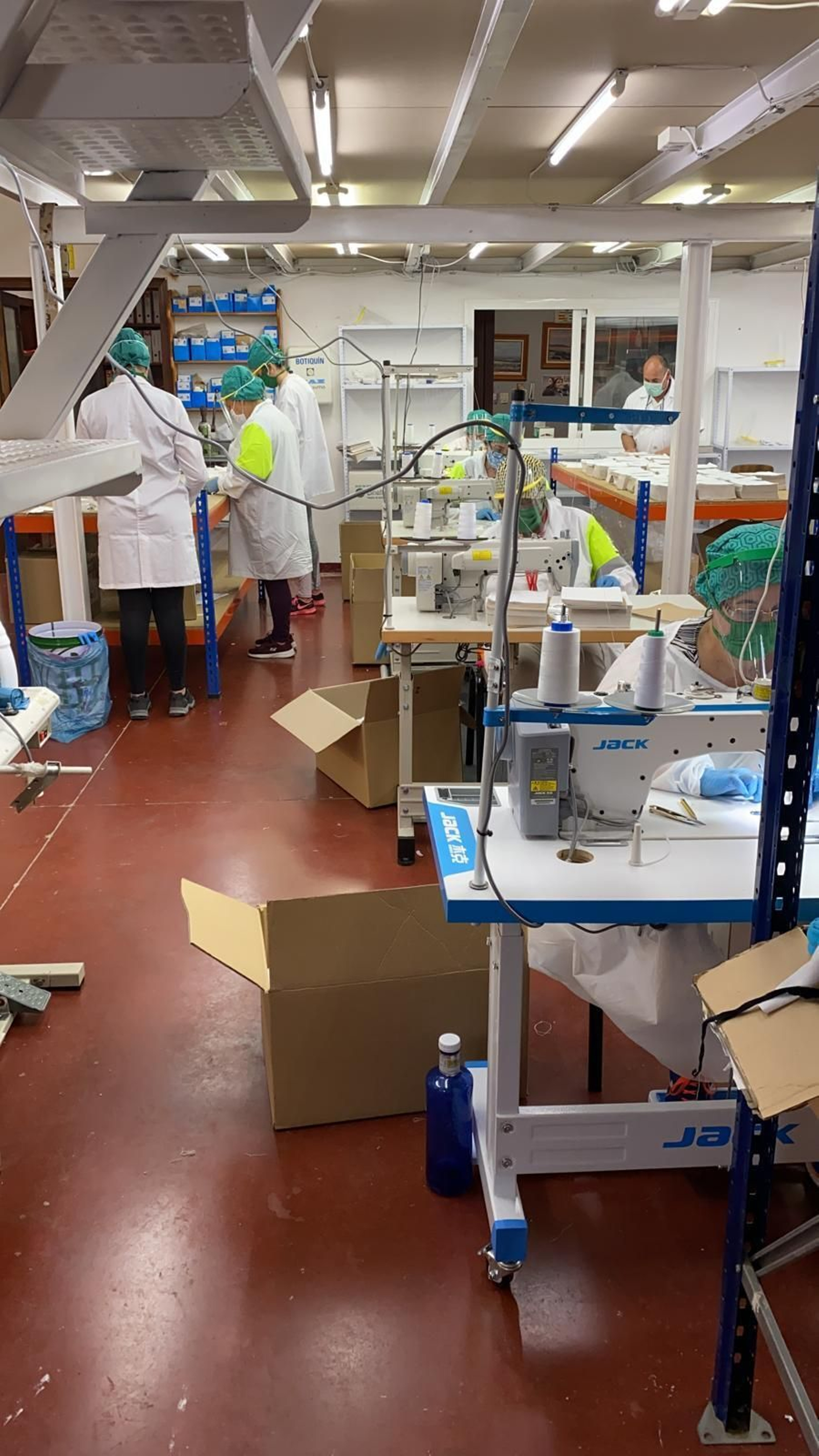 Otra vista del taller que se ha adaptado para el circuito de mascarillas.
