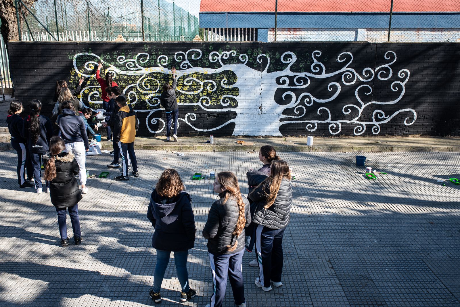 Imágenes de la limpieza de pintadas en La Hispanidad por los alumnos del Colegio de La Hispanidad en el Día de la Paz