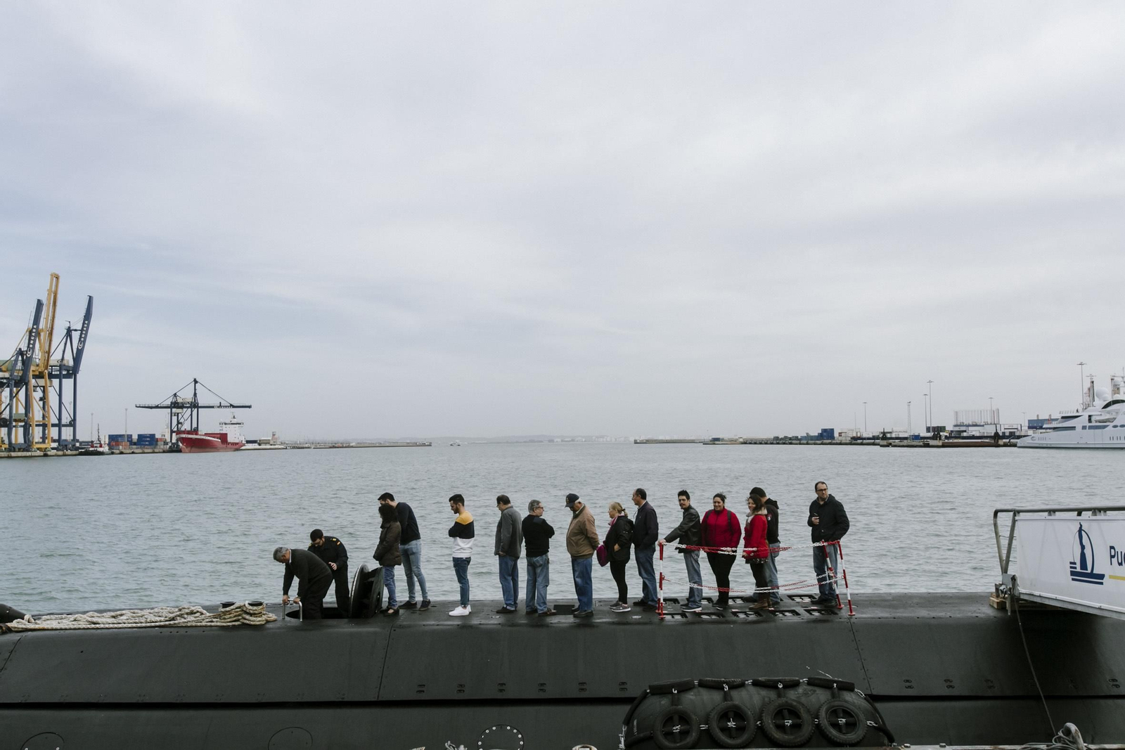 Imágenes de la visita al submarino "Mistral" atracado en Cádiz
